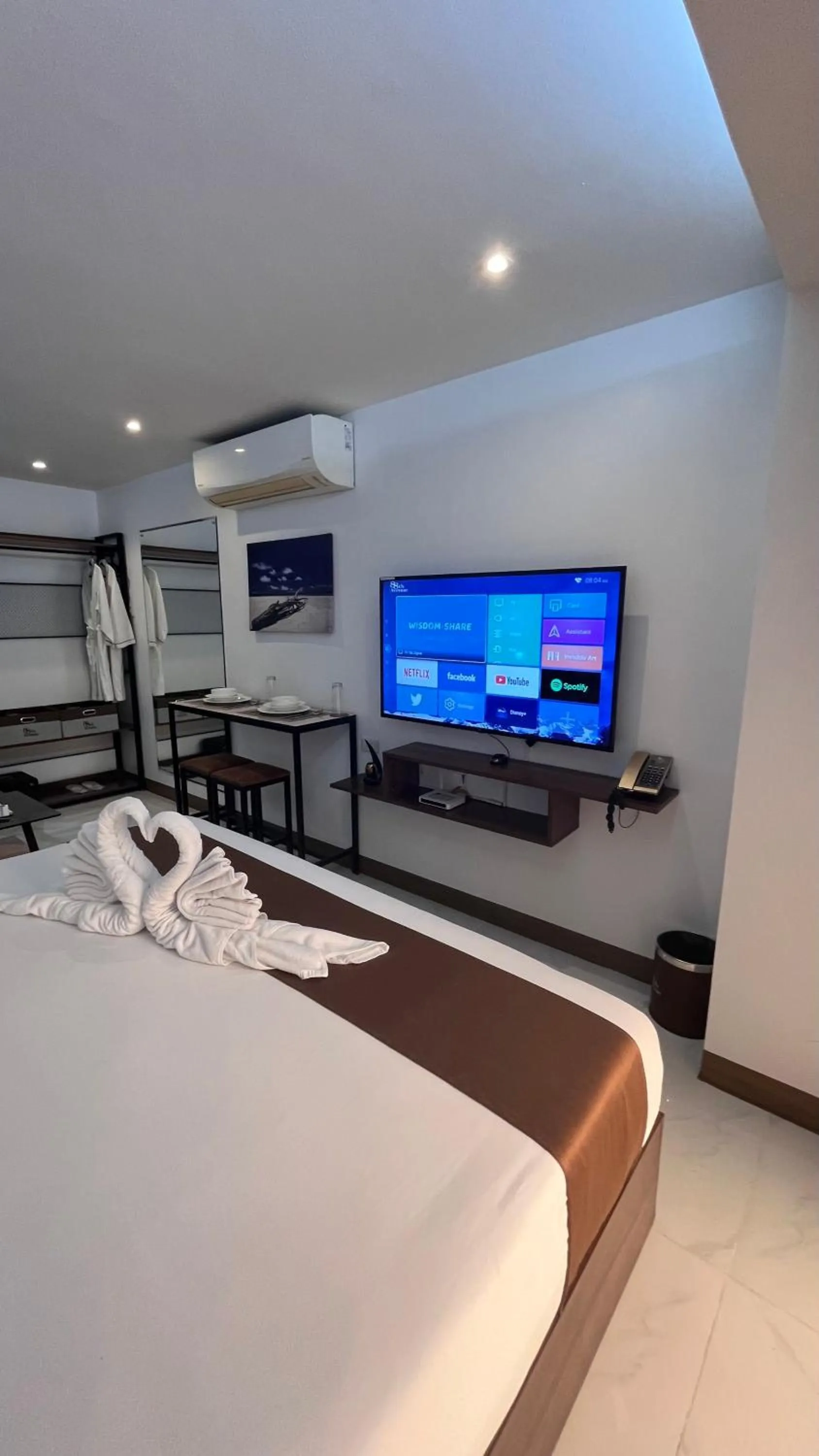 Photo of the whole room, Bed in 88th Avenue