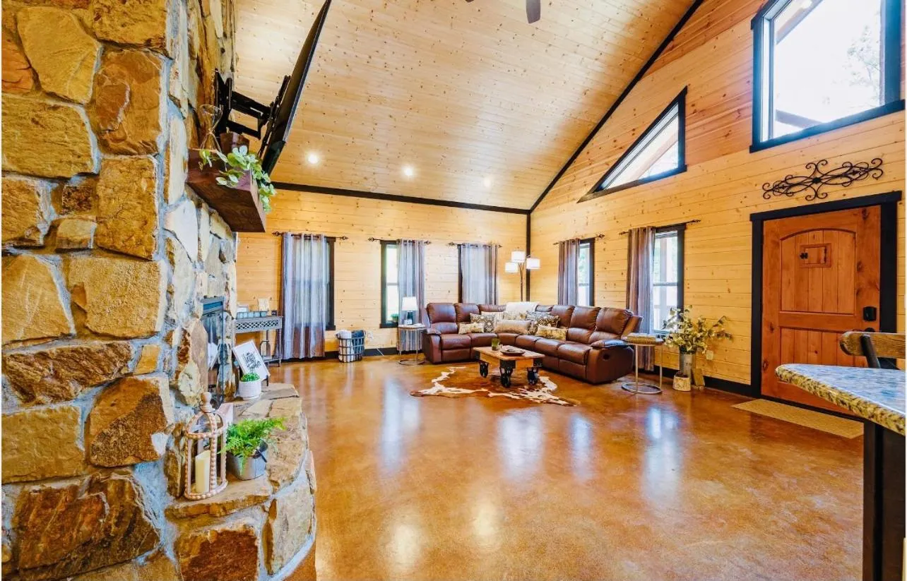 Living room in Knotty and Nice Luxury Cabin
