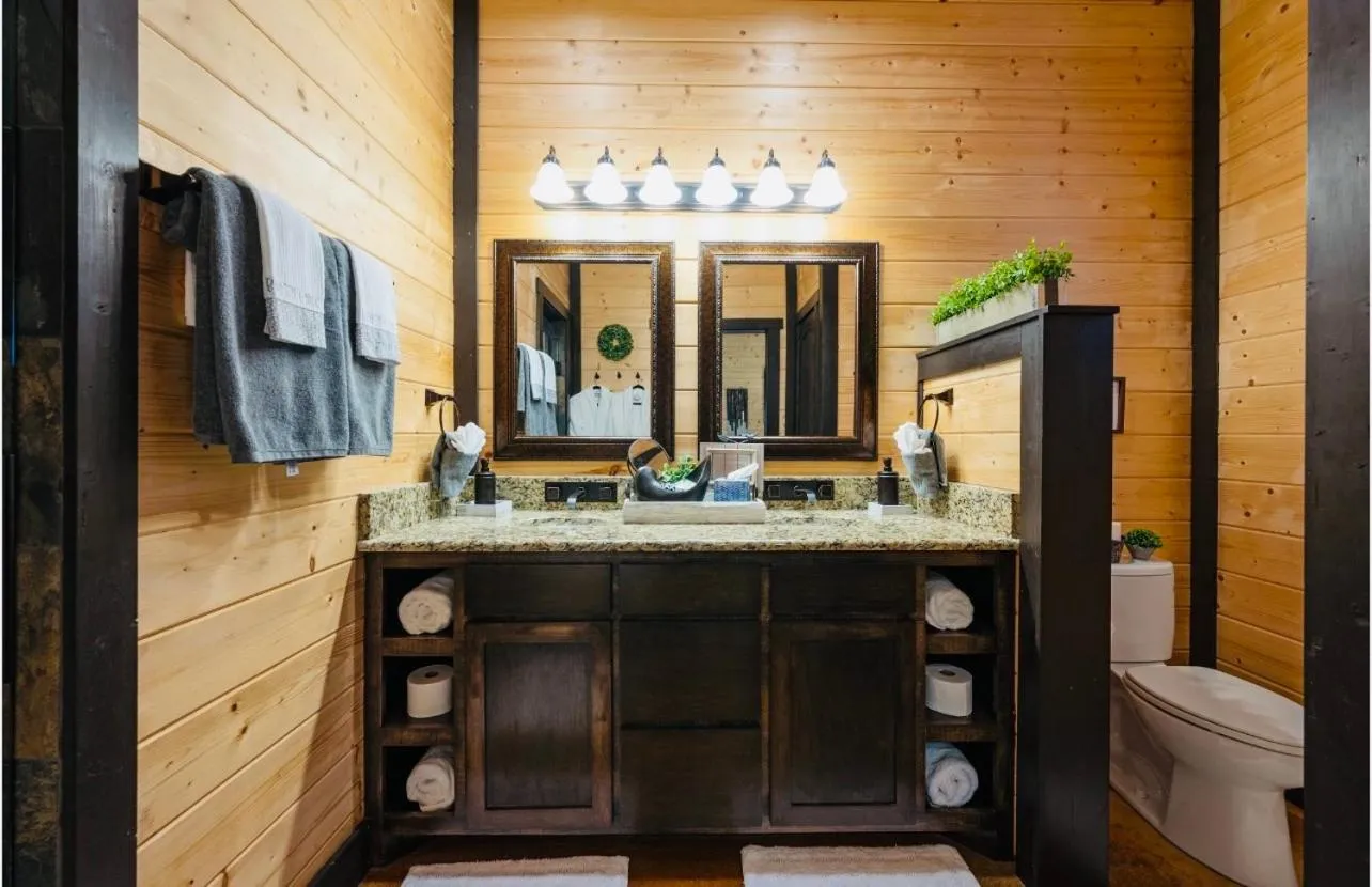 Knotty and Nice Luxury Cabin