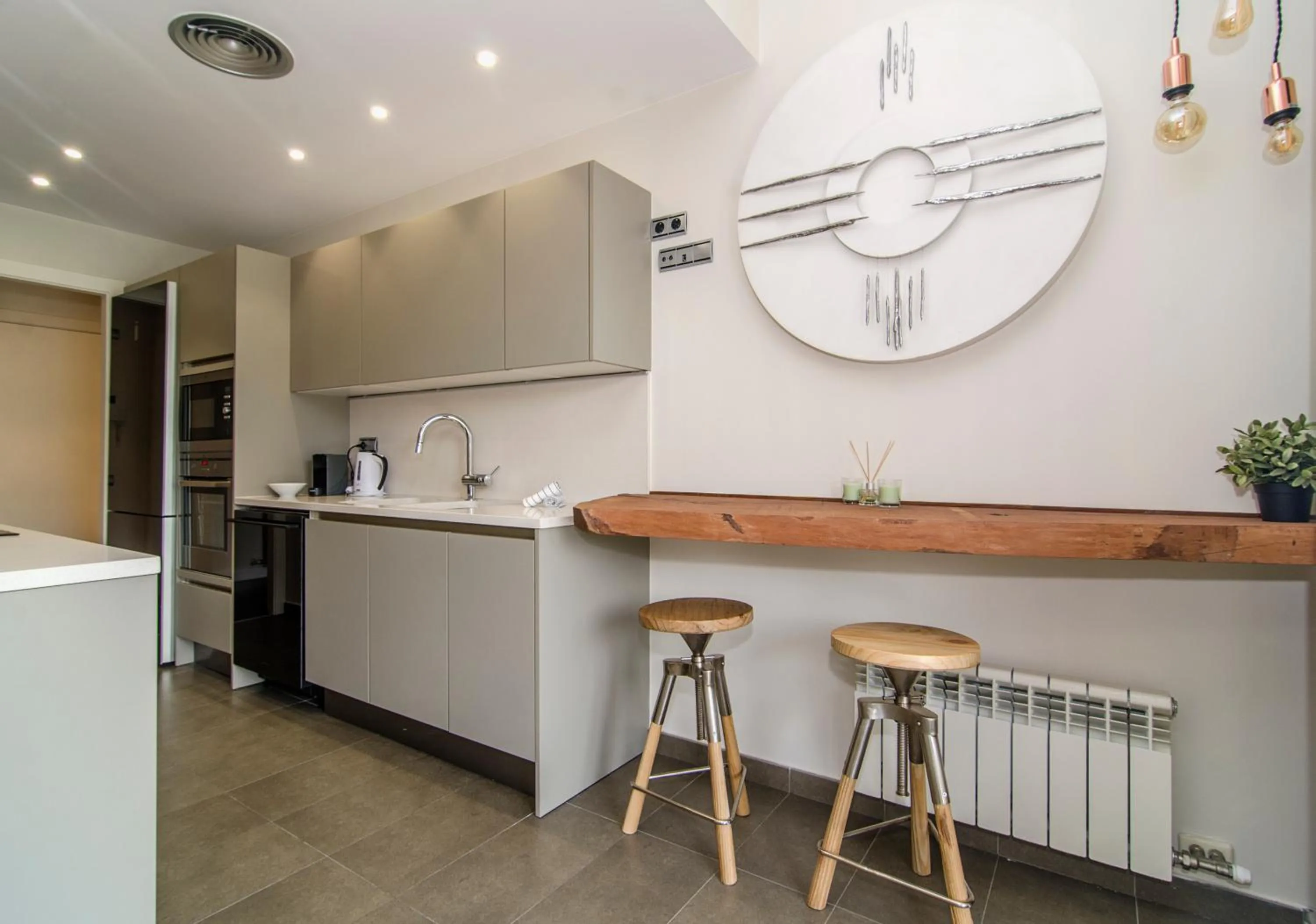 Sitges Spaces Garden Paradise 3 bedroom, 3 bathroom, huge PRIVATE garden-terrace, pool- sleeps up to 8