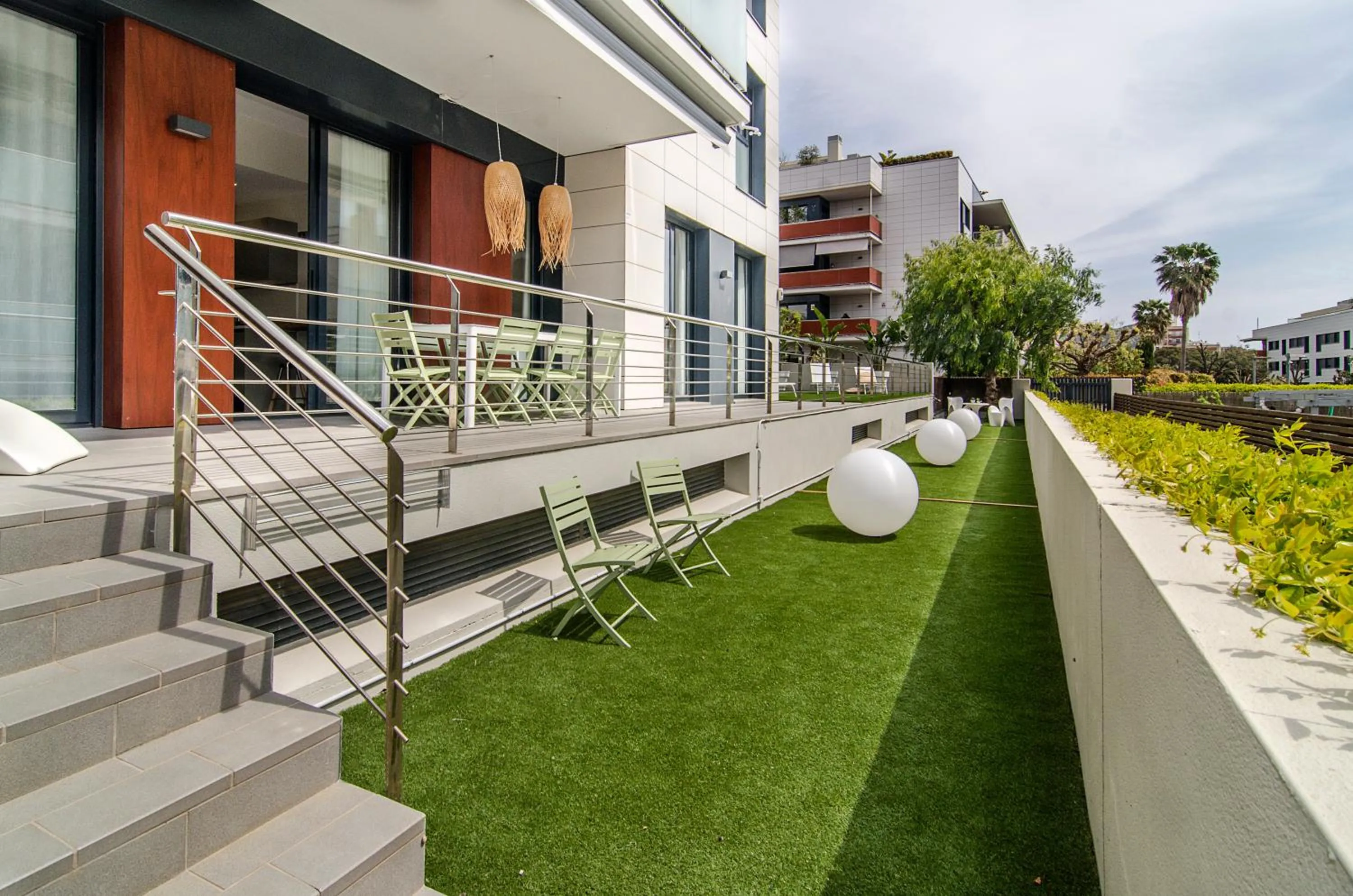 Sitges Spaces Garden Paradise 3 bedroom, 3 bathroom, huge PRIVATE garden-terrace, pool- sleeps up to 8