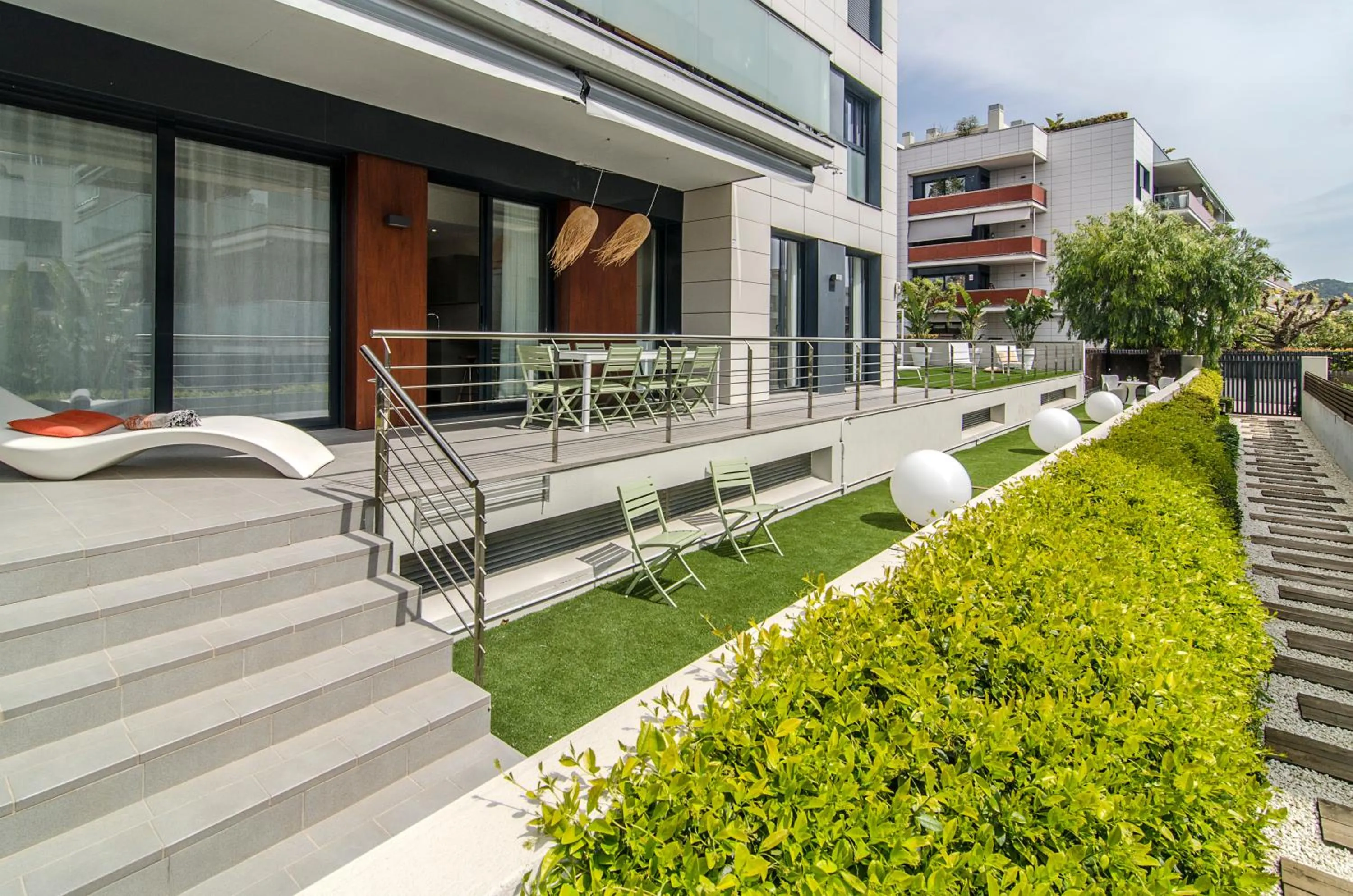 Sitges Spaces Garden Paradise 3 bedroom, 3 bathroom, huge PRIVATE garden-terrace, pool- sleeps up to 8