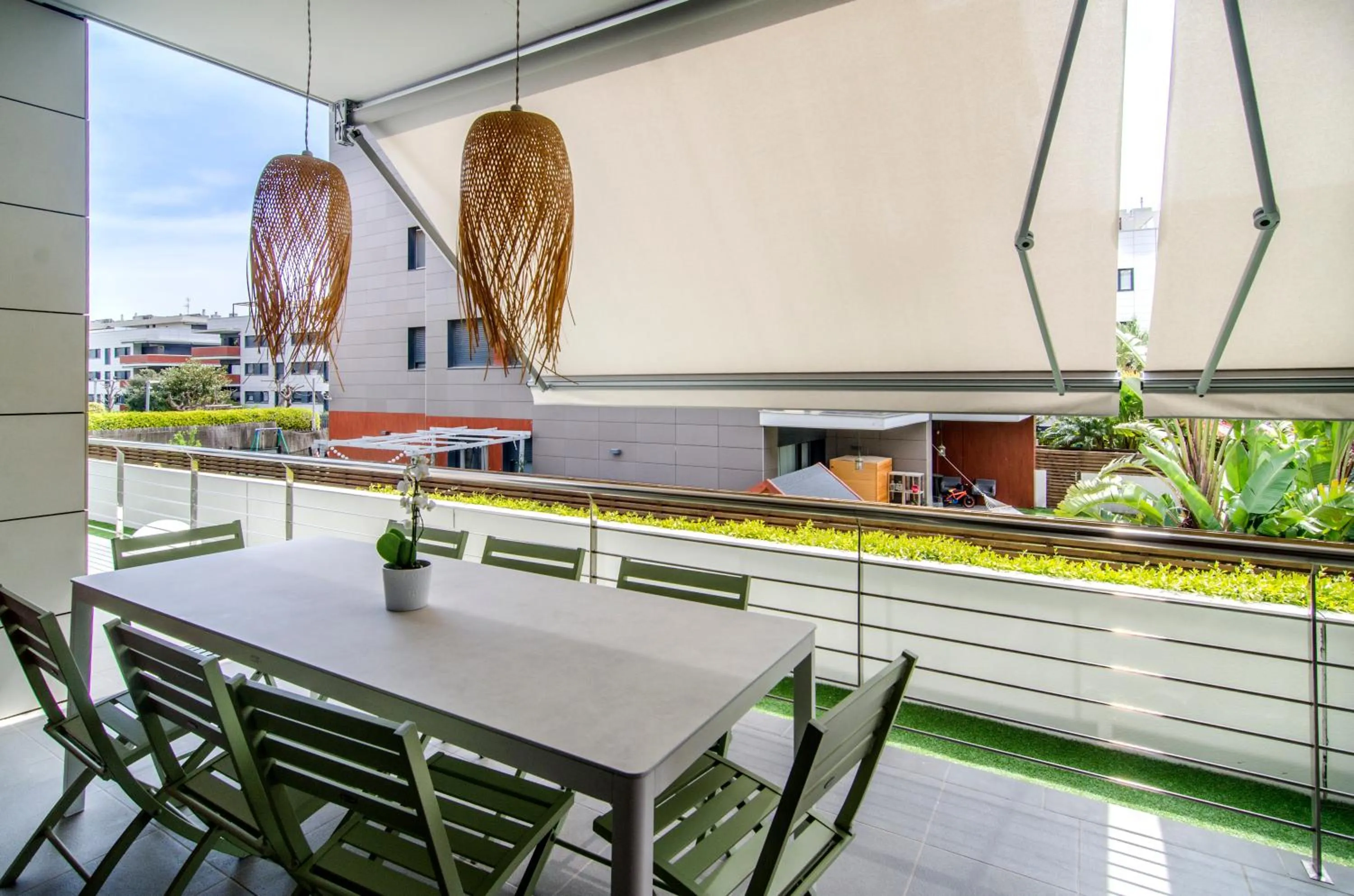 Sitges Spaces Garden Paradise 3 bedroom, 3 bathroom, huge PRIVATE garden-terrace, pool- sleeps up to 8