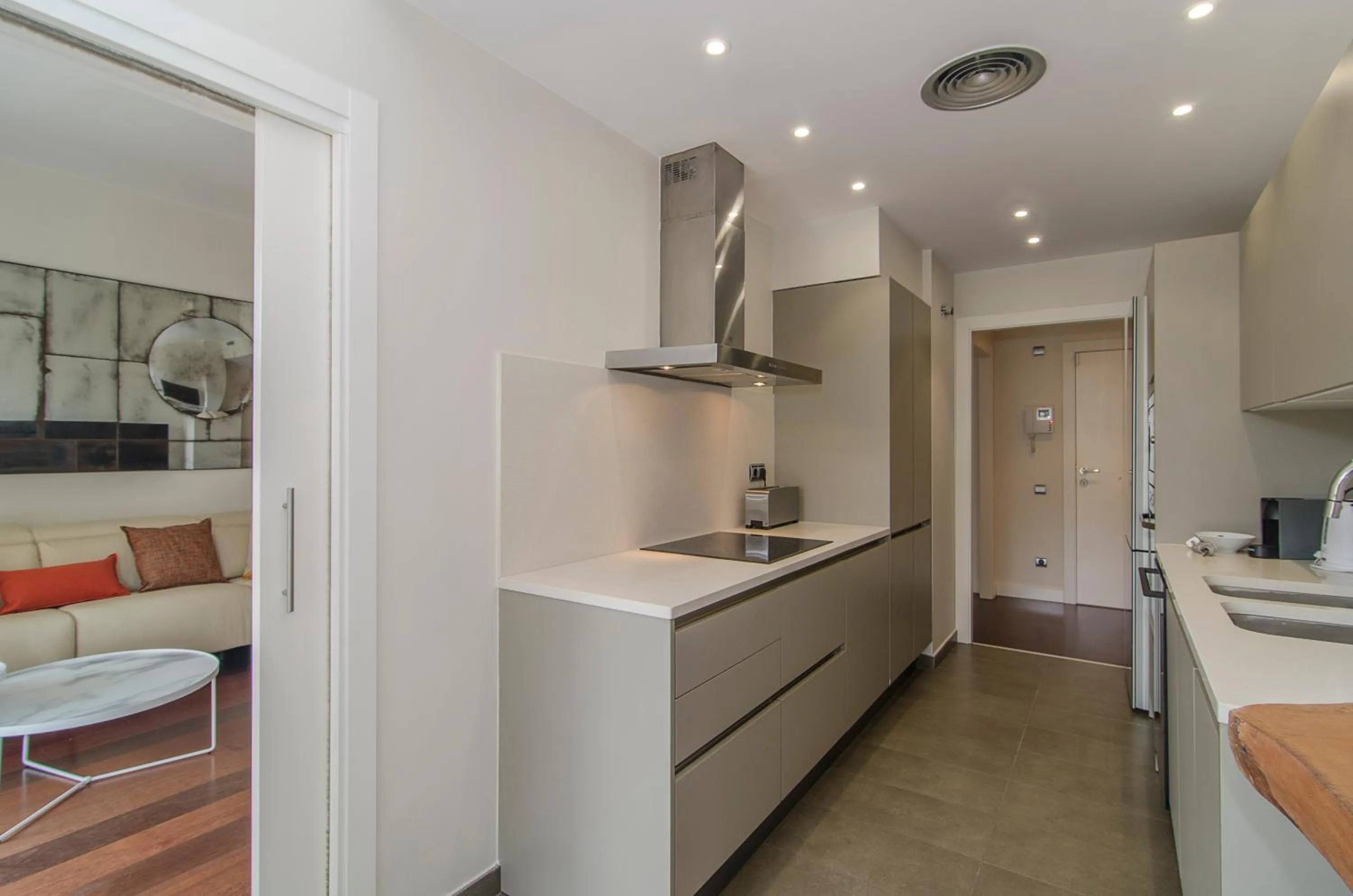 Sitges Spaces Garden Paradise 3 bedroom, 3 bathroom, huge PRIVATE garden-terrace, pool- sleeps up to 8