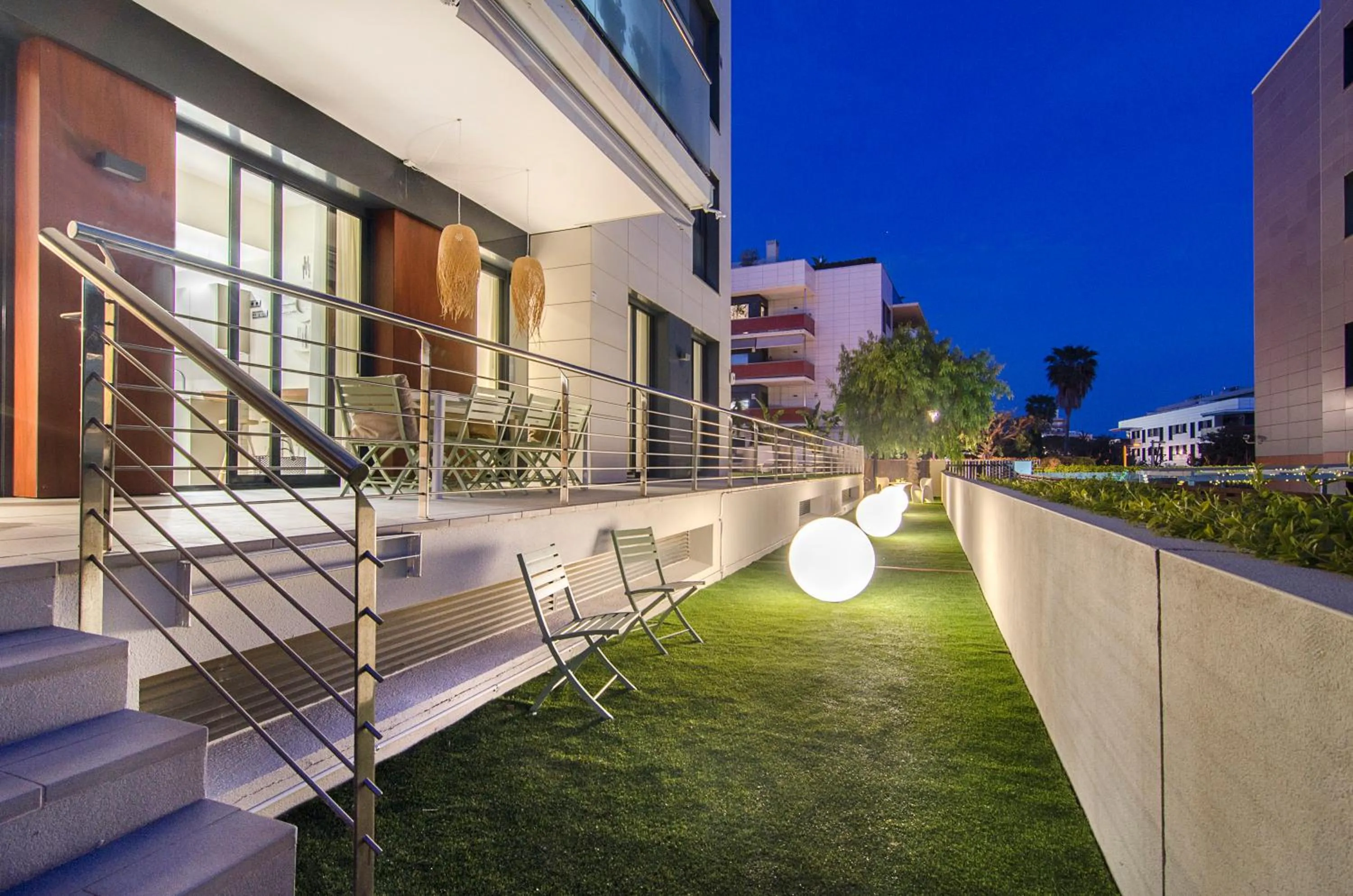 Sitges Spaces Garden Paradise 3 bedroom, 3 bathroom, huge PRIVATE garden-terrace, pool- sleeps up to 8