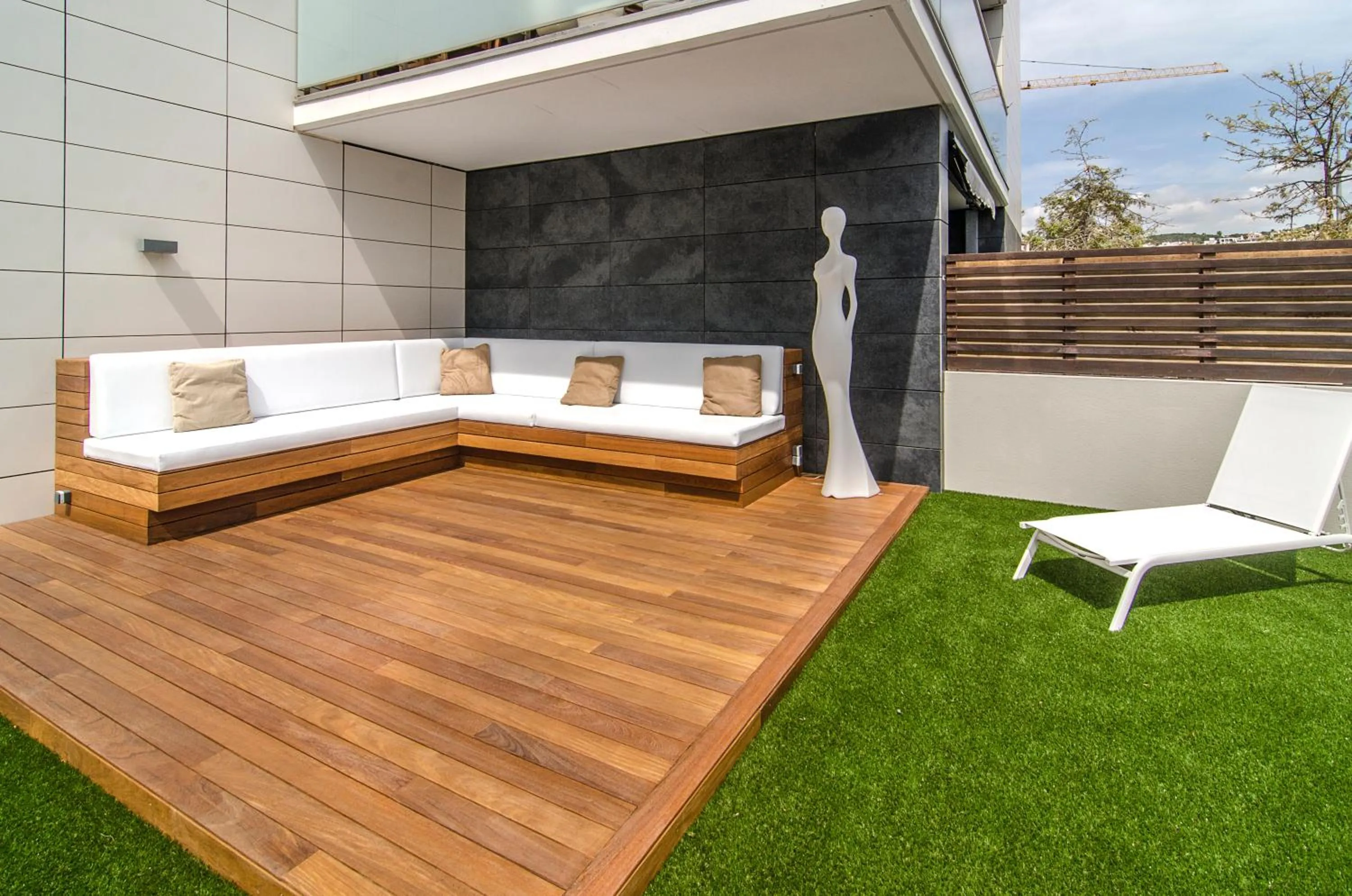 Sitges Spaces Garden Paradise 3 bedroom, 3 bathroom, huge PRIVATE garden-terrace, pool- sleeps up to 8