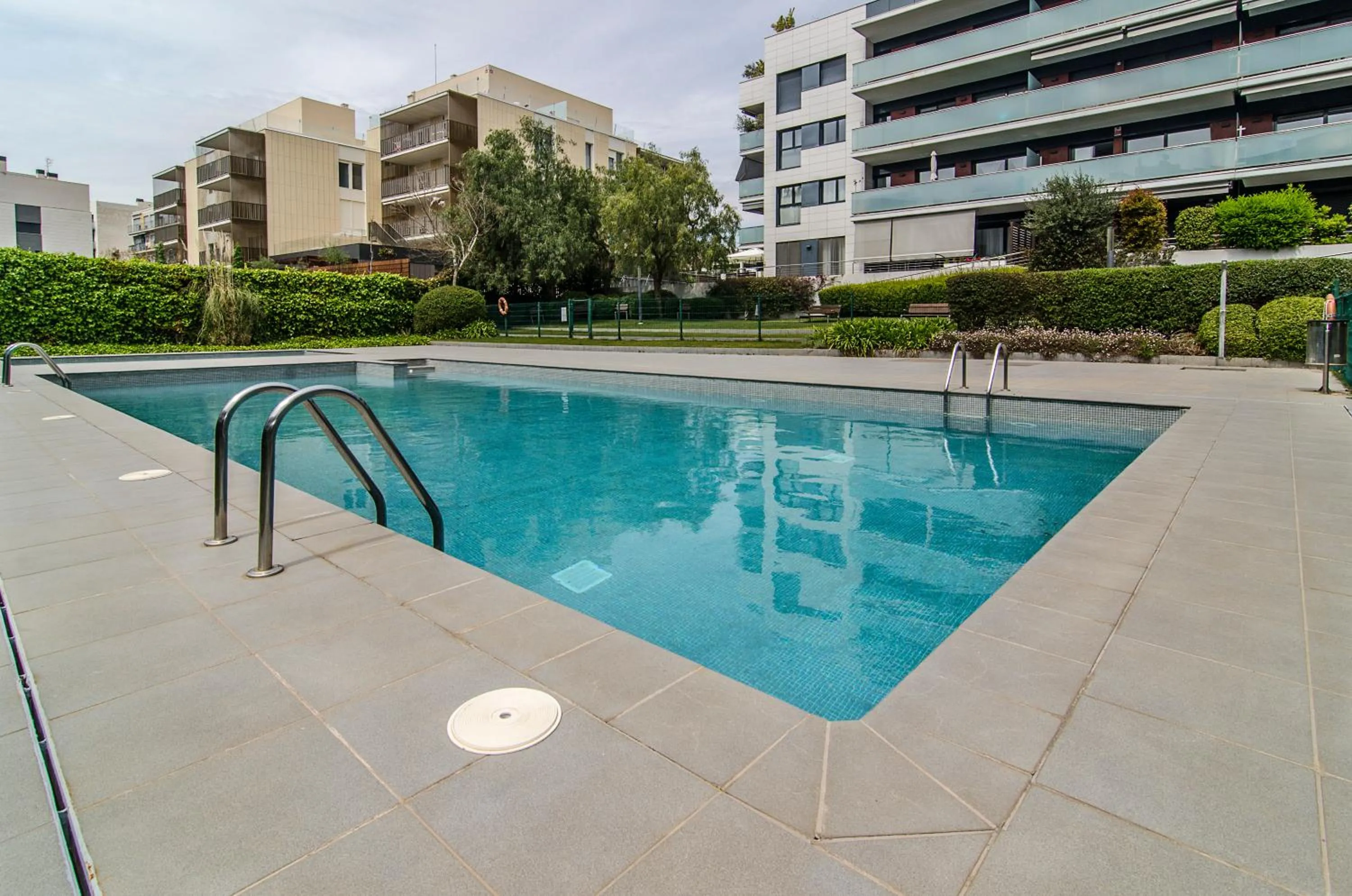 Sitges Spaces Garden Paradise 3 bedroom, 3 bathroom, huge PRIVATE garden-terrace, pool- sleeps up to 8