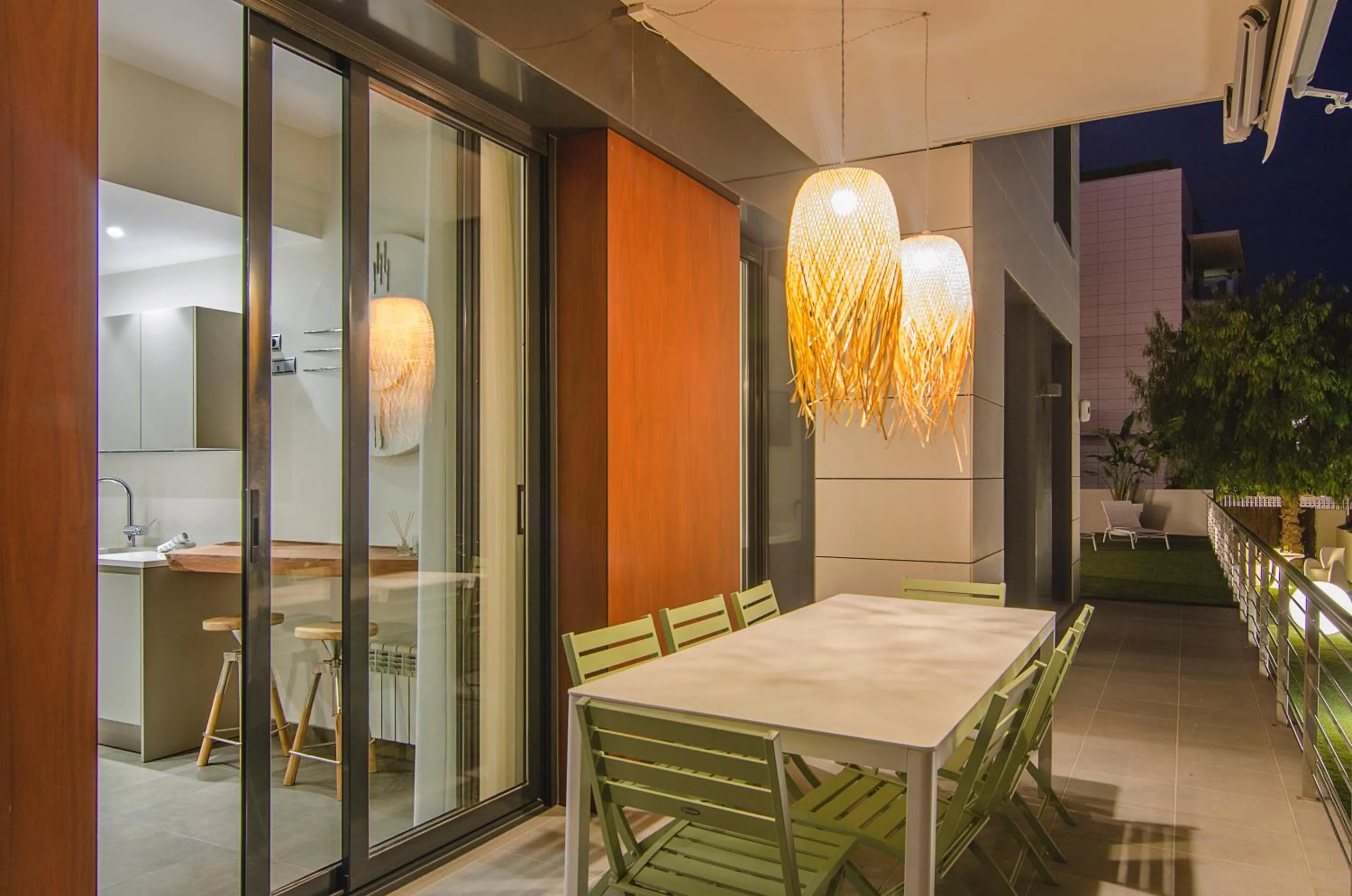 Sitges Spaces Garden Paradise 3 bedroom, 3 bathroom, huge PRIVATE garden-terrace, pool- sleeps up to 8