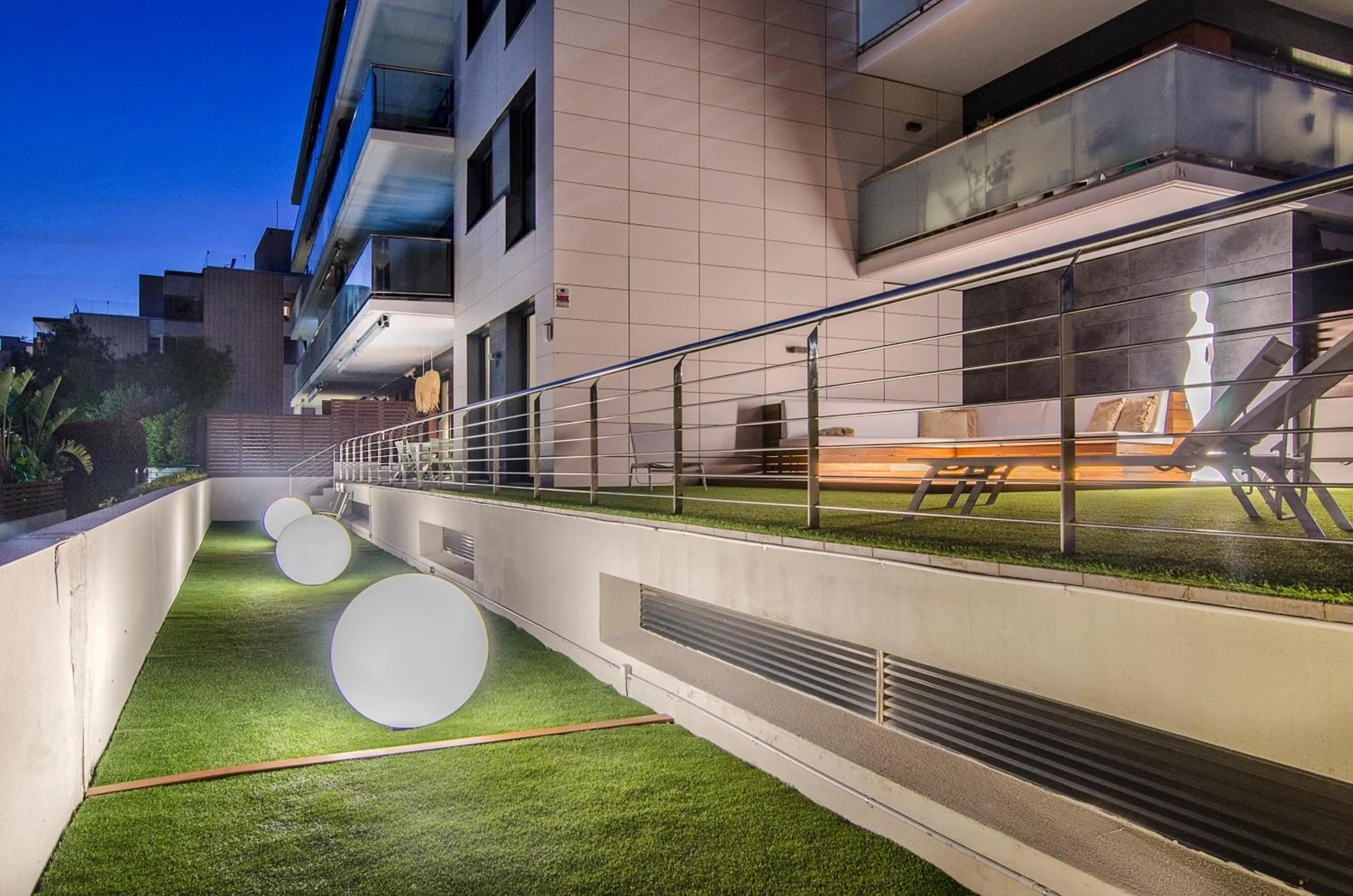 Sitges Spaces Garden Paradise 3 bedroom, 3 bathroom, huge PRIVATE garden-terrace, pool- sleeps up to 8