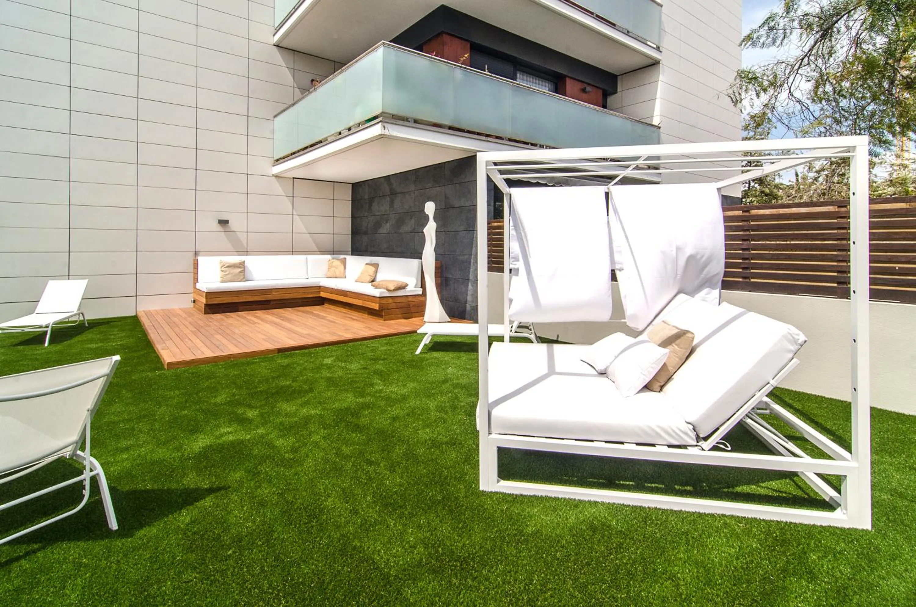 Sitges Spaces Garden Paradise 3 bedroom, 3 bathroom, huge PRIVATE garden-terrace, pool- sleeps up to 8