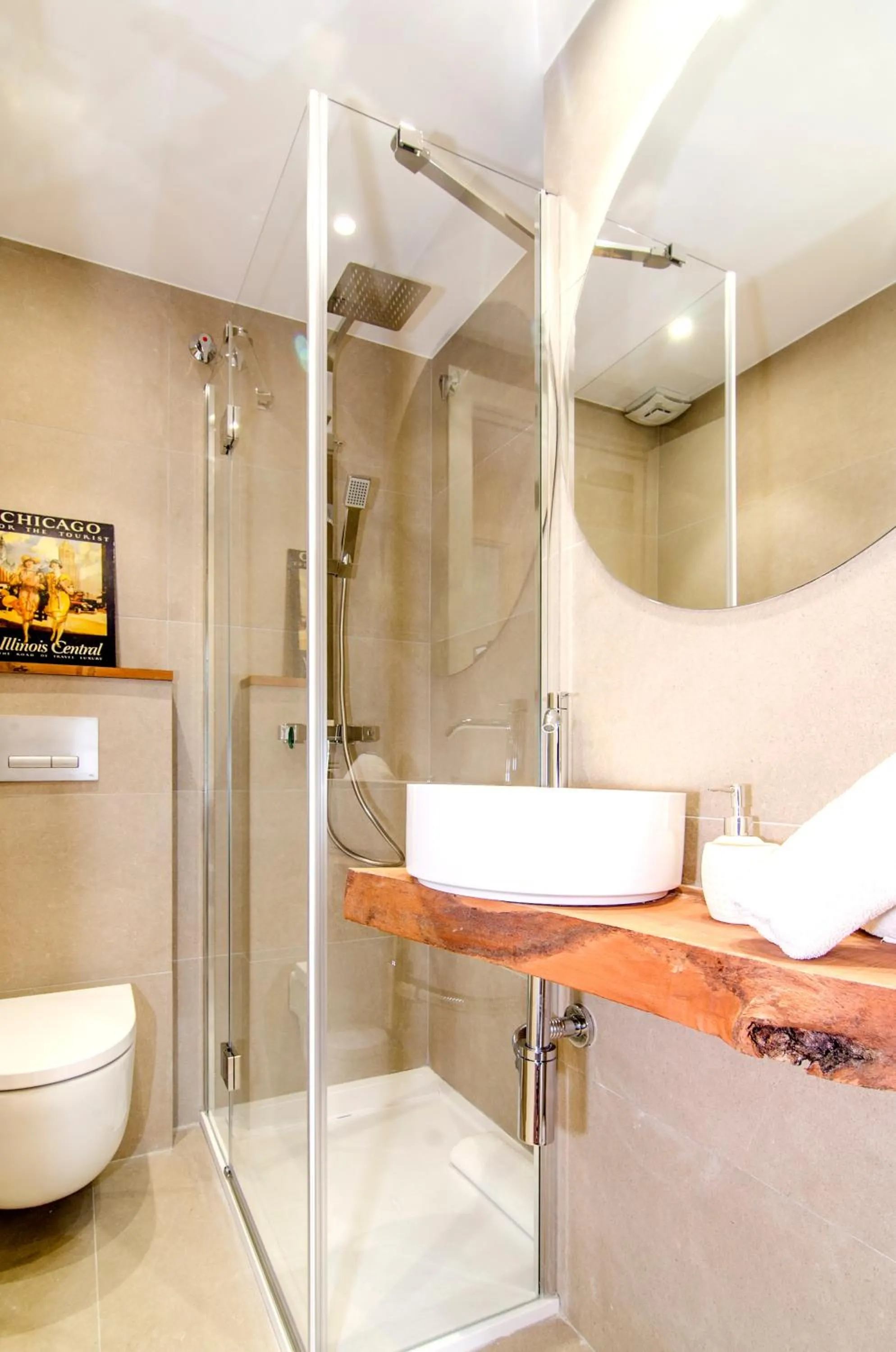 Sitges Spaces Garden Paradise 3 bedroom, 3 bathroom, huge PRIVATE garden-terrace, pool- sleeps up to 8