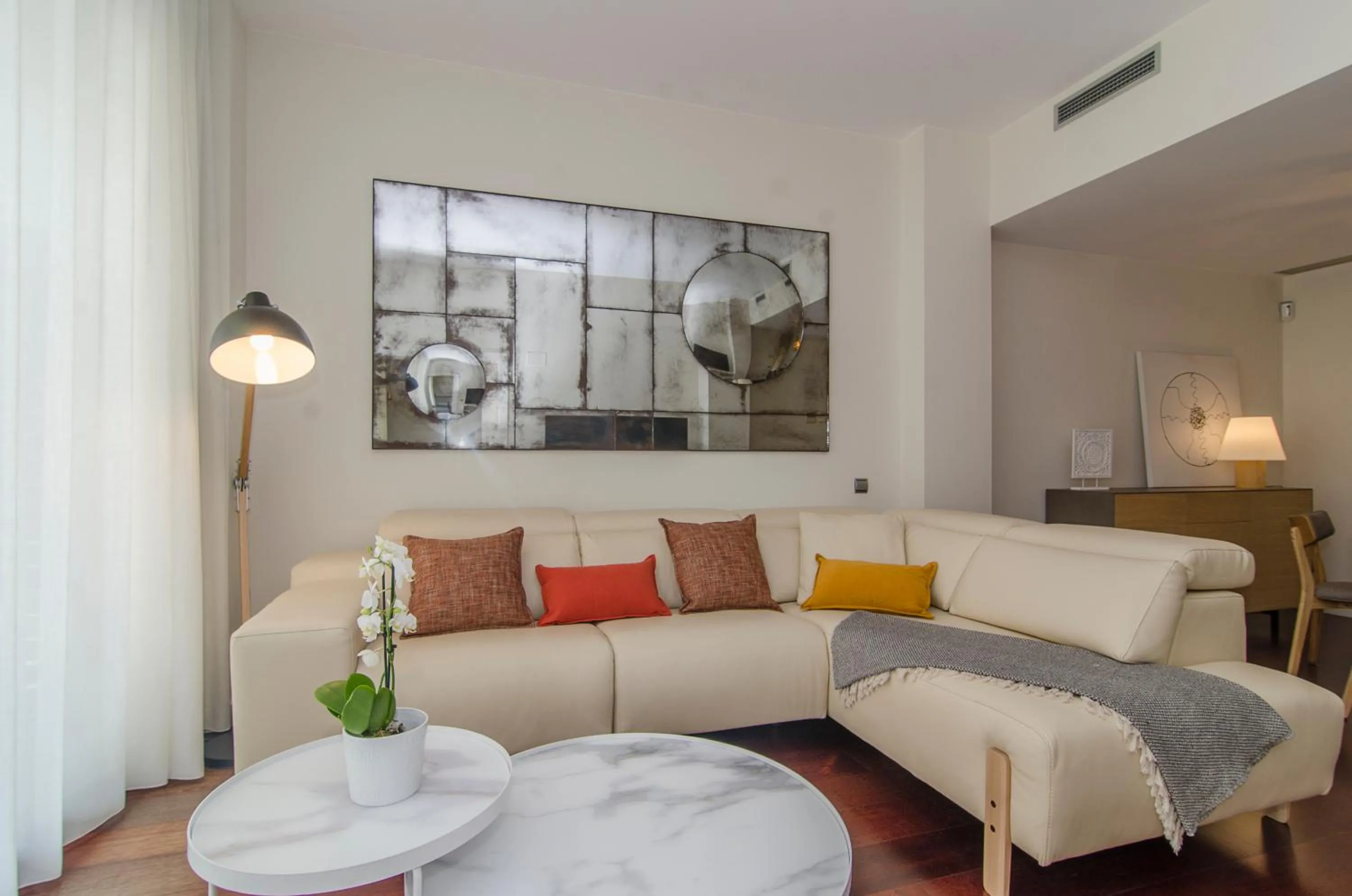 Sitges Spaces Garden Paradise 3 bedroom, 3 bathroom, huge PRIVATE garden-terrace, pool- sleeps up to 8