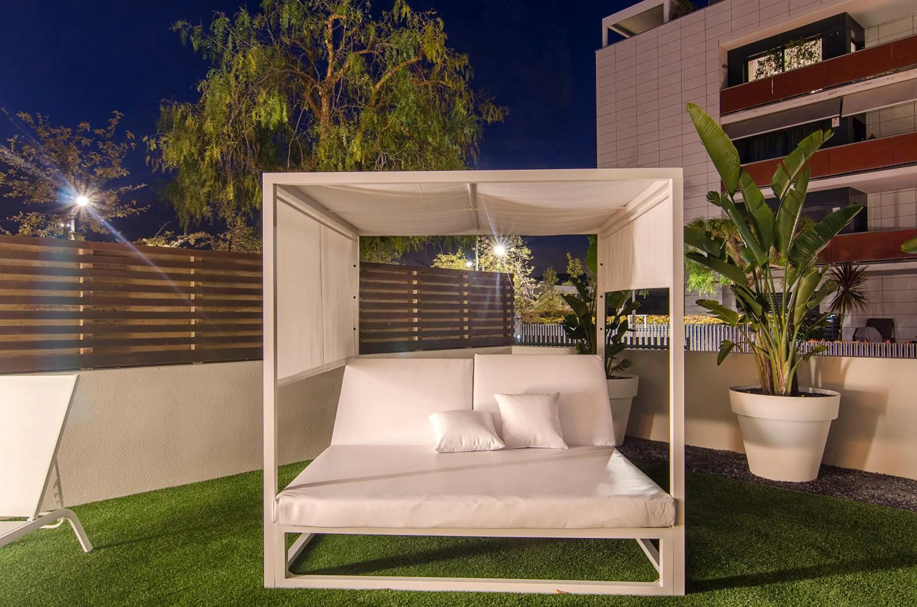 Sitges Spaces Garden Paradise 3 bedroom, 3 bathroom, huge PRIVATE garden-terrace, pool- sleeps up to 8