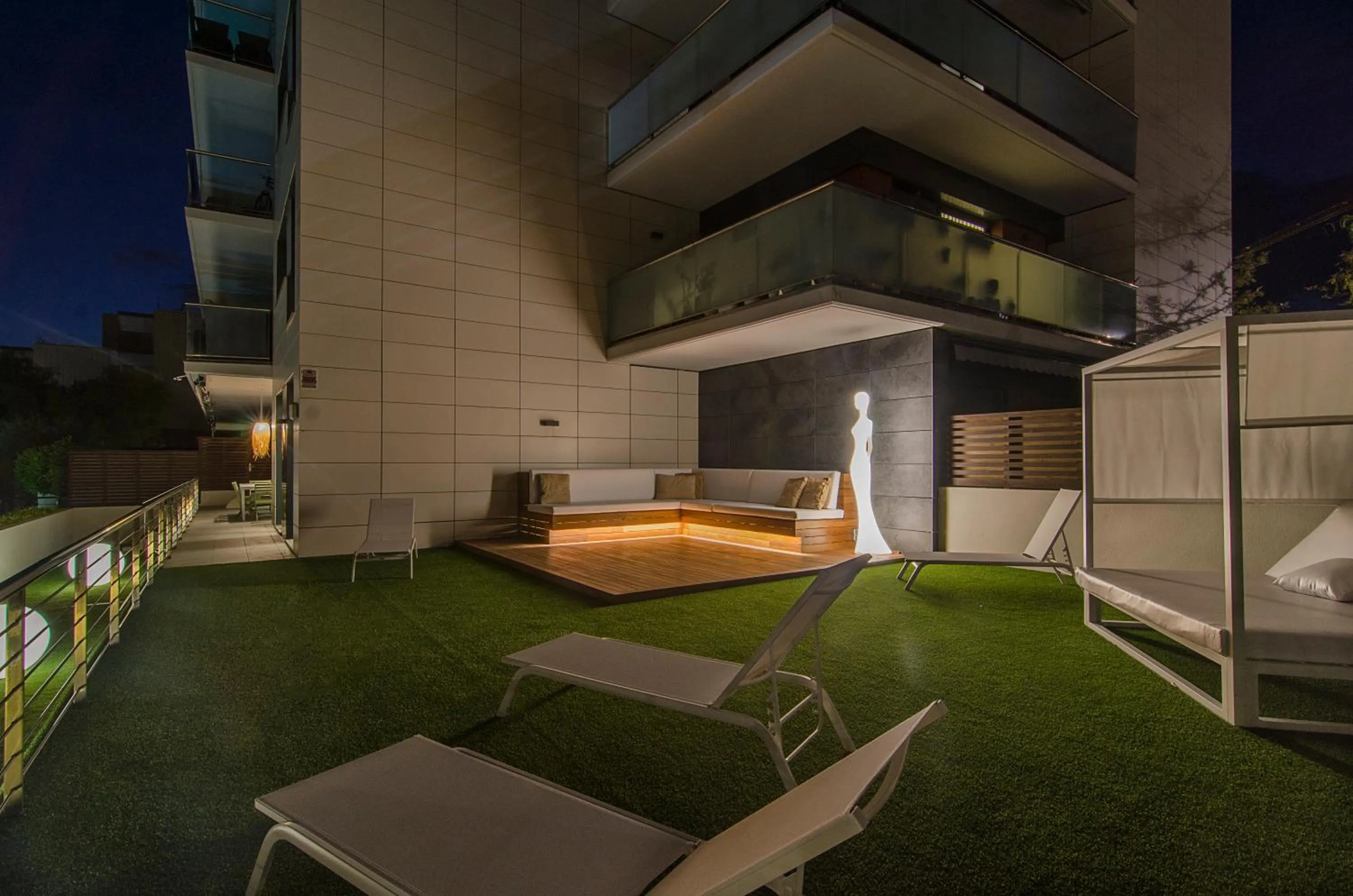 Sitges Spaces Garden Paradise 3 bedroom, 3 bathroom, huge PRIVATE garden-terrace, pool- sleeps up to 8