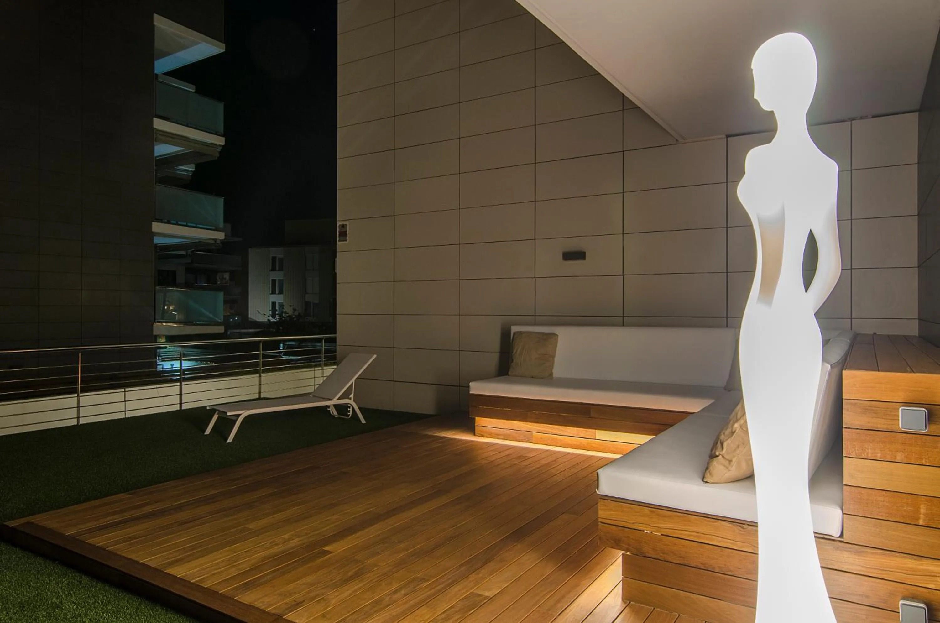 Sitges Spaces Garden Paradise 3 bedroom, 3 bathroom, huge PRIVATE garden-terrace, pool- sleeps up to 8