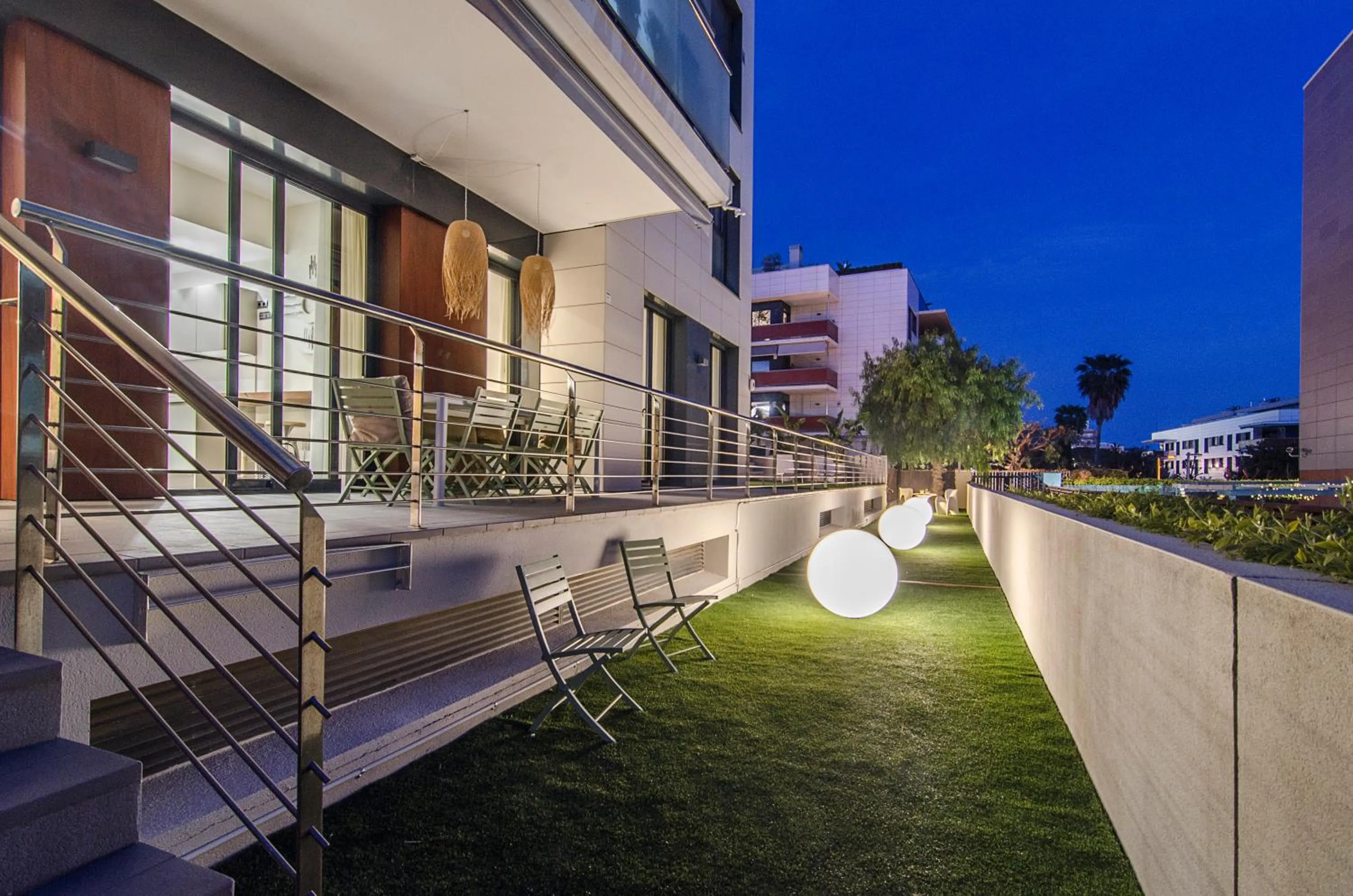 Sitges Spaces Garden Paradise 3 bedroom, 3 bathroom, huge PRIVATE garden-terrace, pool- sleeps up to 8