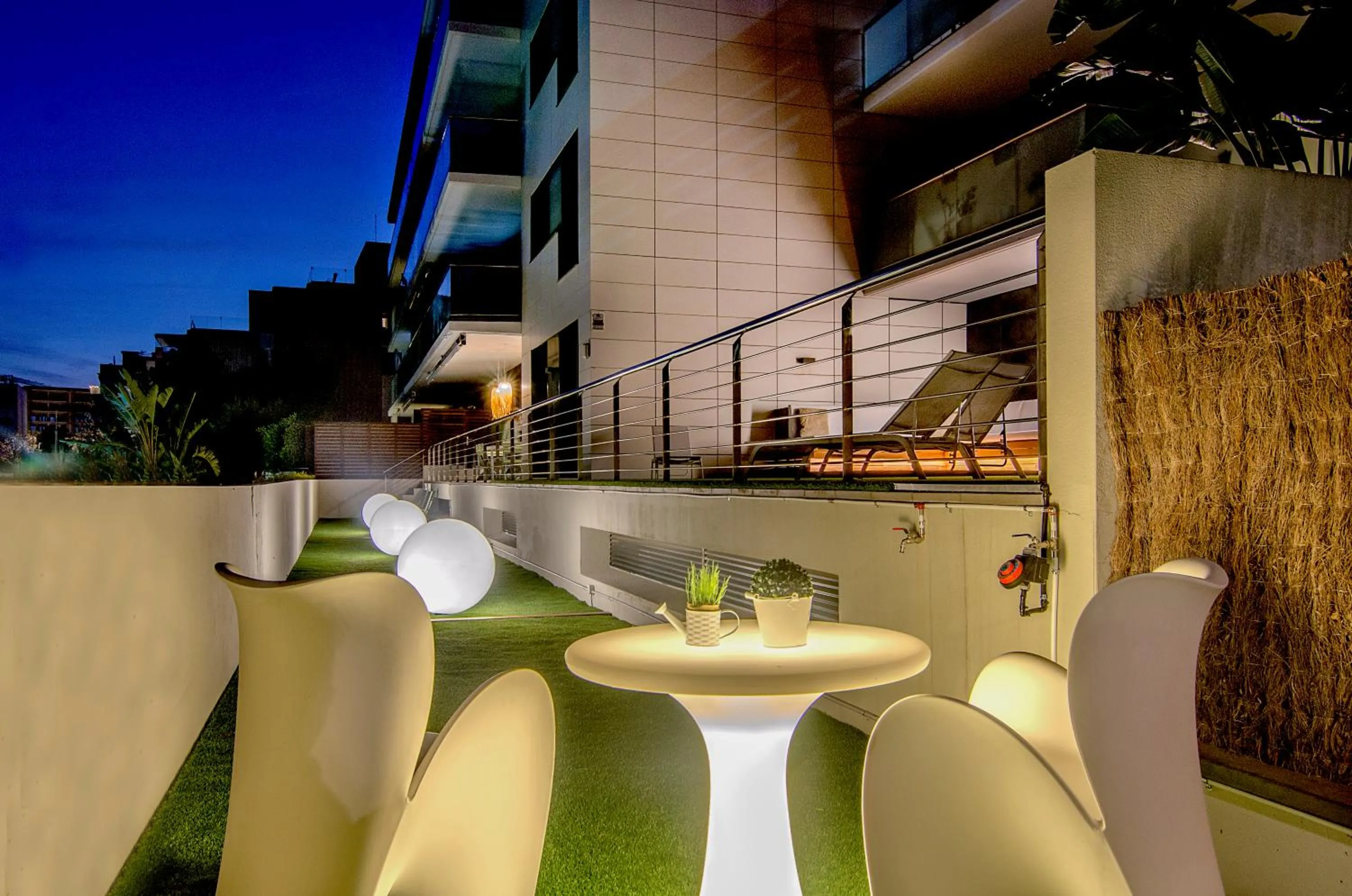 Sitges Spaces Garden Paradise 3 bedroom, 3 bathroom, huge PRIVATE garden-terrace, pool- sleeps up to 8