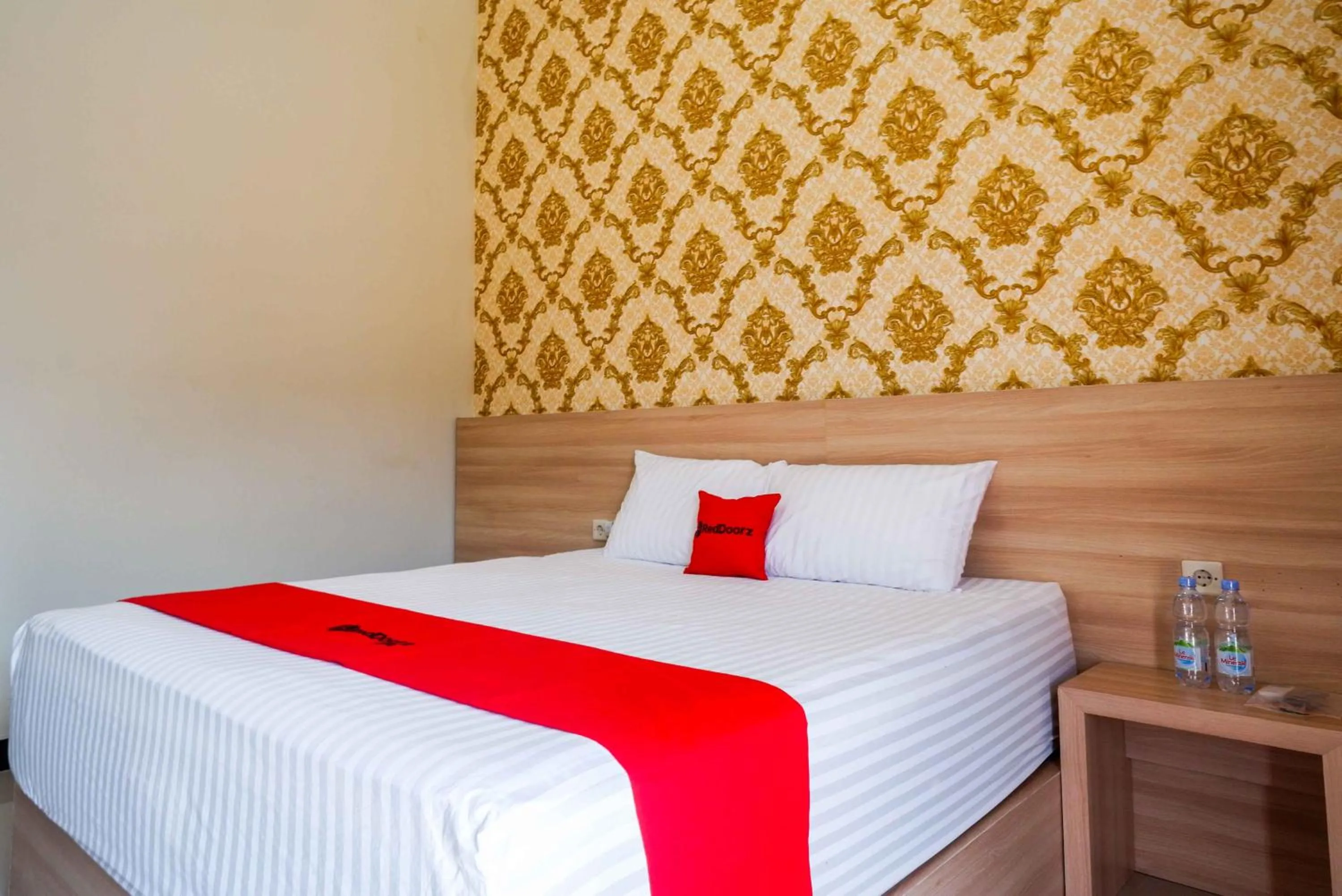 Bedroom, Bed in RedDoorz Plus @ Jl Pemuda Pati