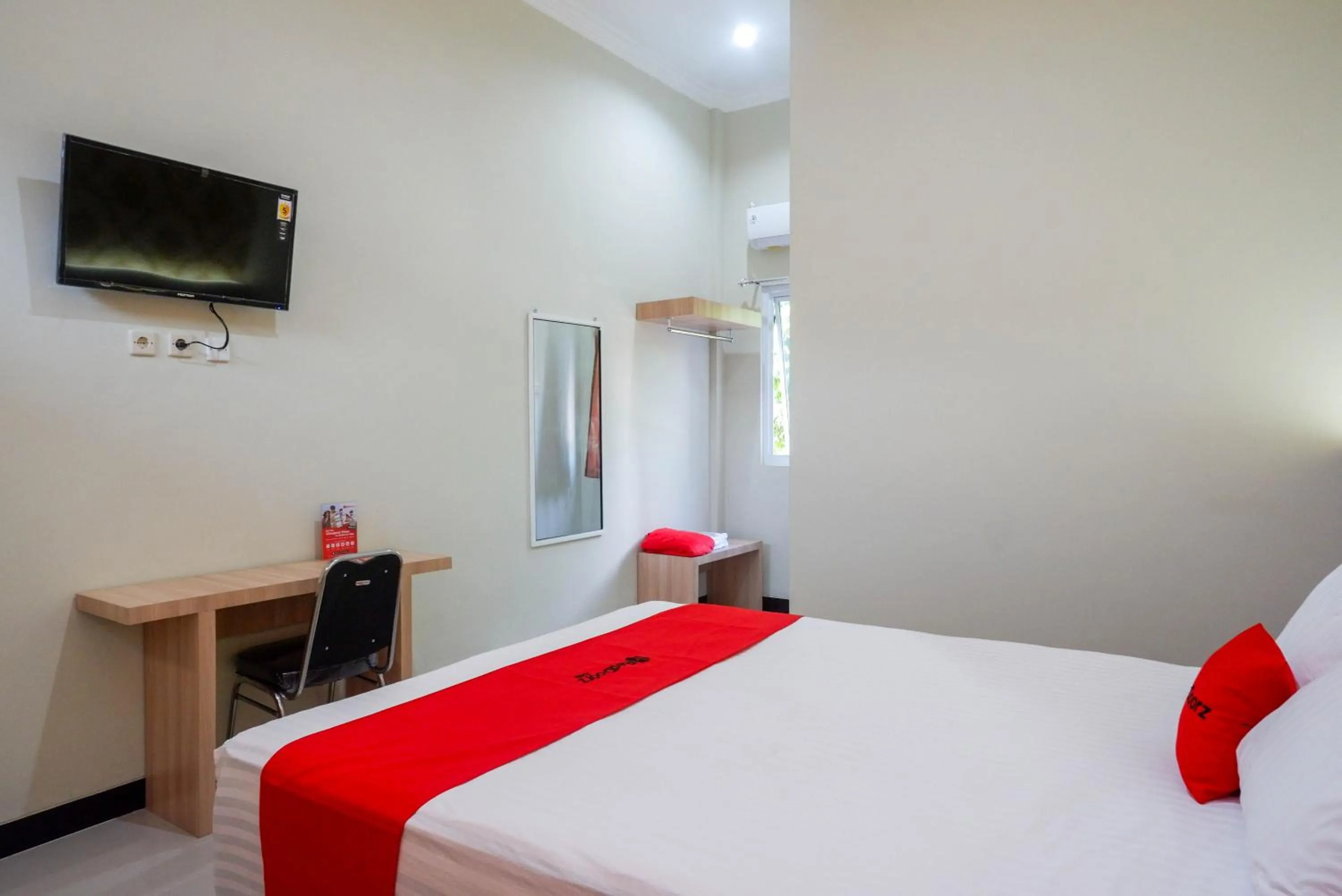 Bed in RedDoorz Plus @ Jl Pemuda Pati