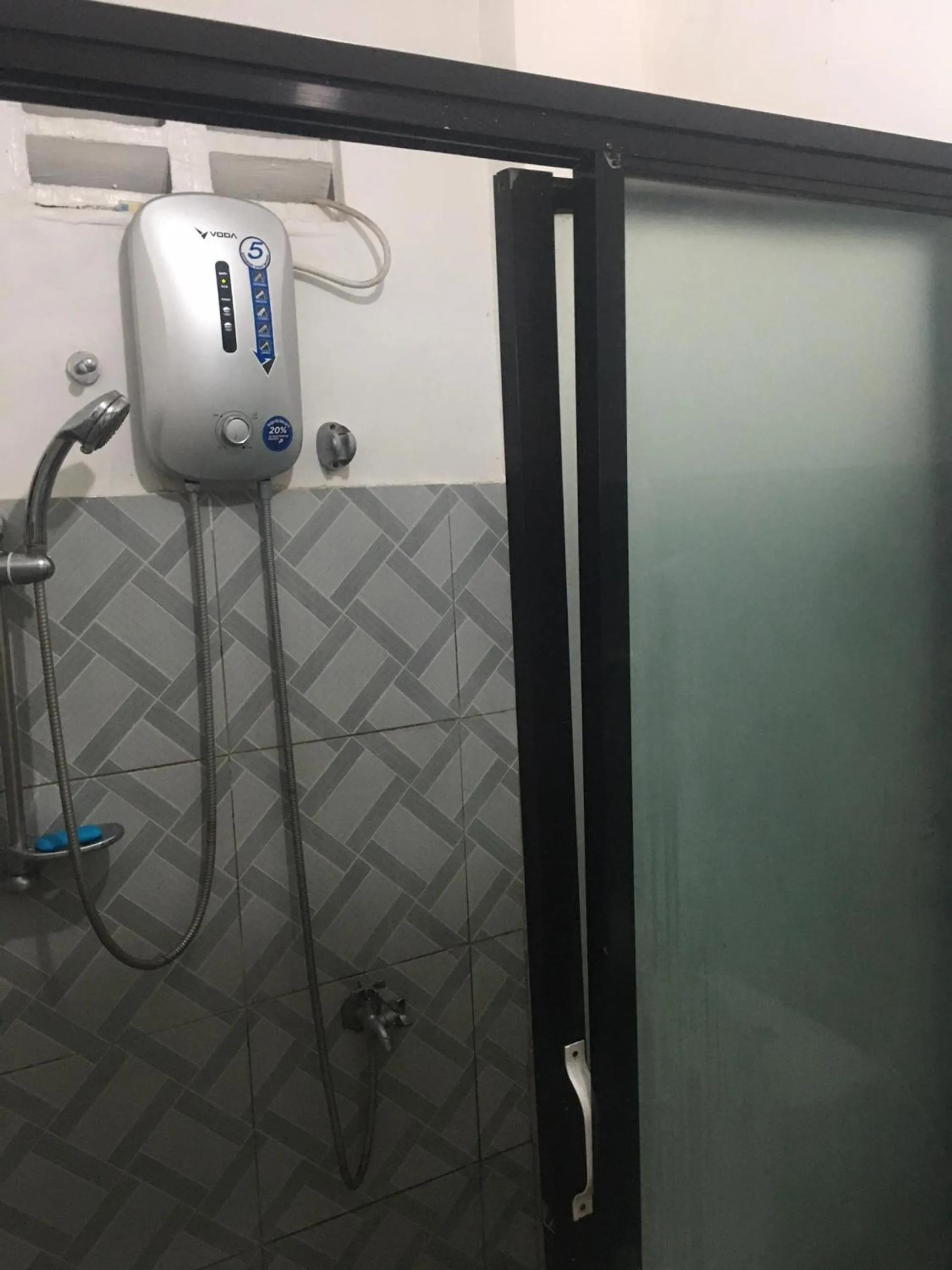 Shower in RedDoorz @ Balay Hiraya Apartment