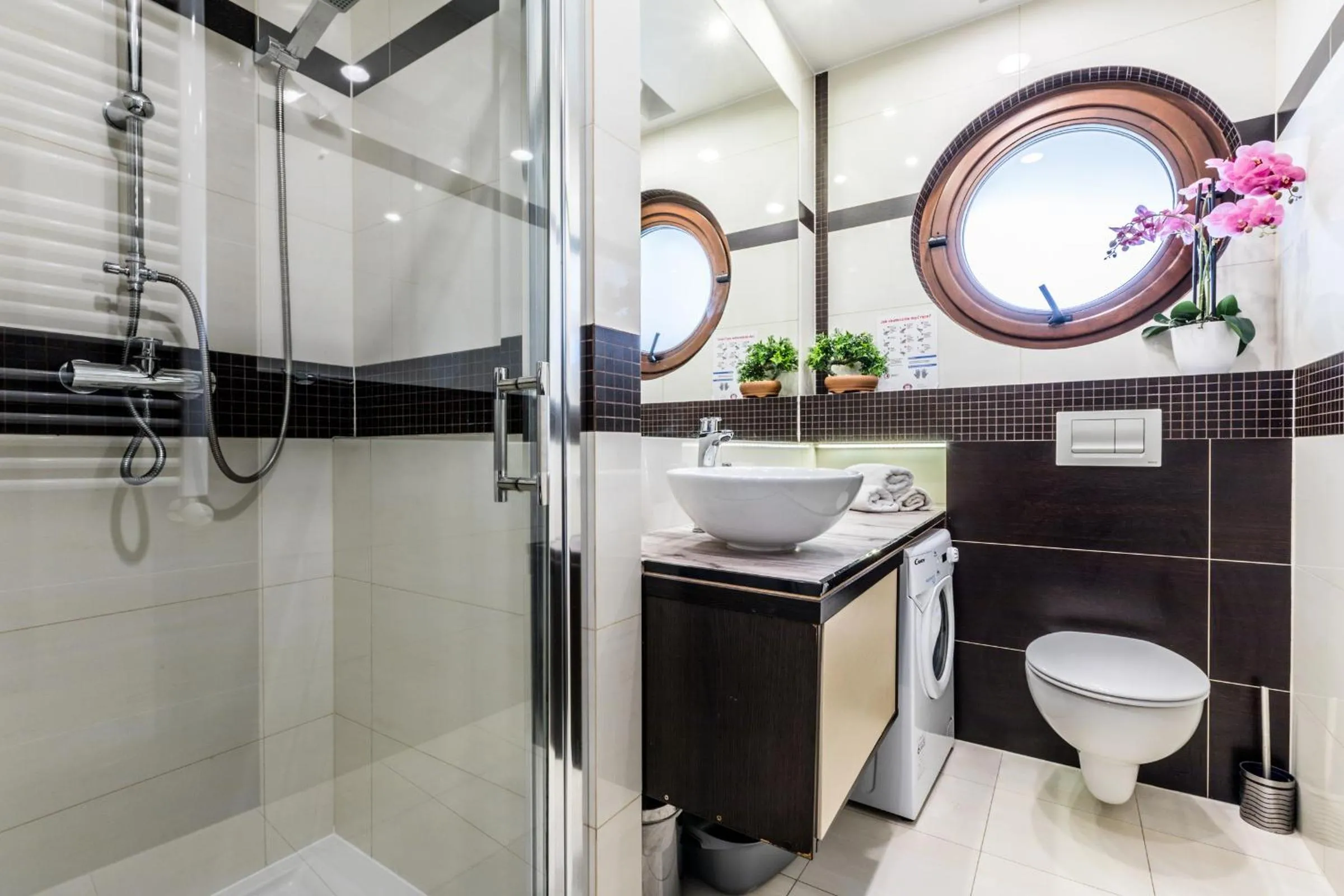 Shower in ApartHost Rezydencja Sienkiewicza