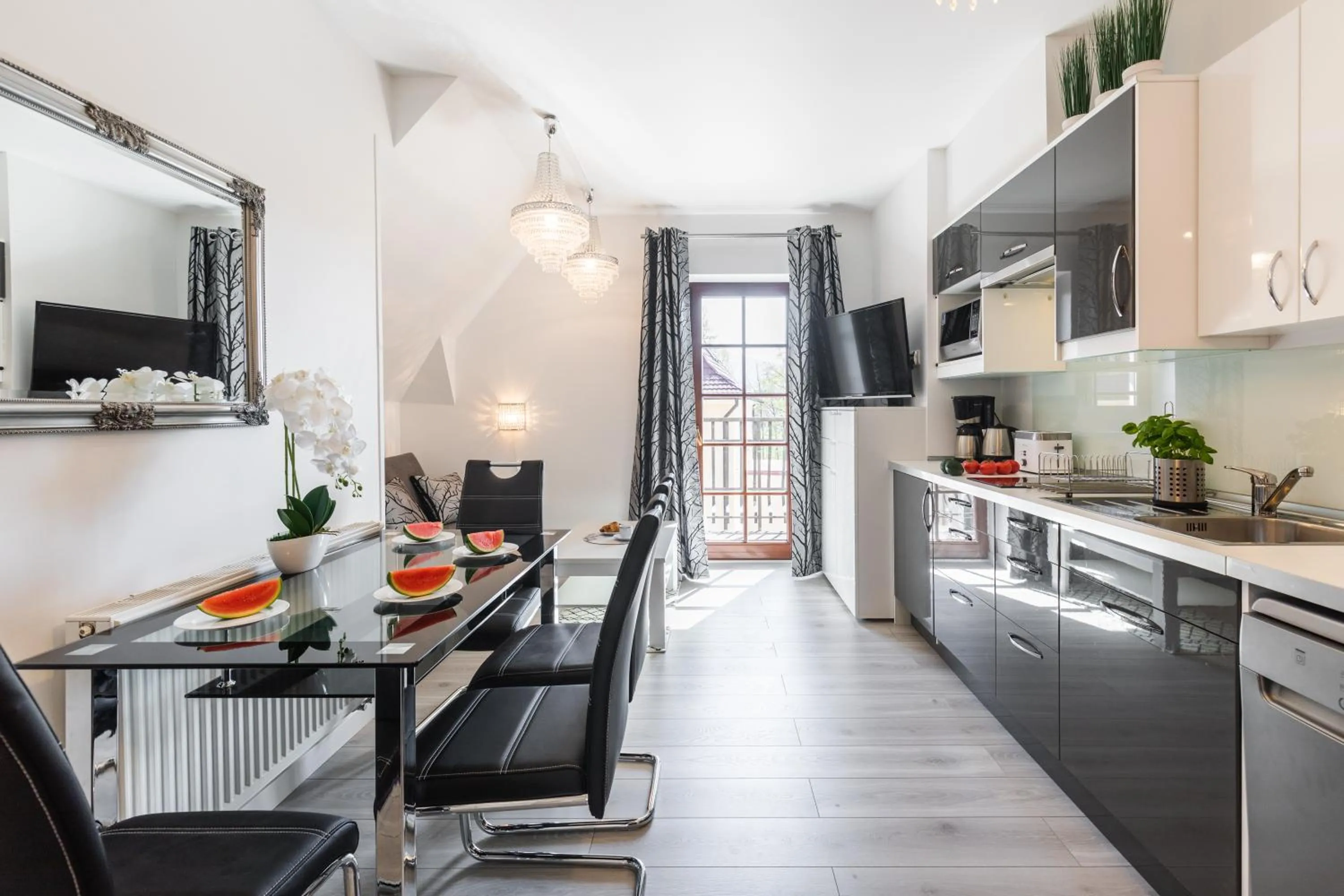 Kitchen or kitchenette in ApartHost Rezydencja Sienkiewicza