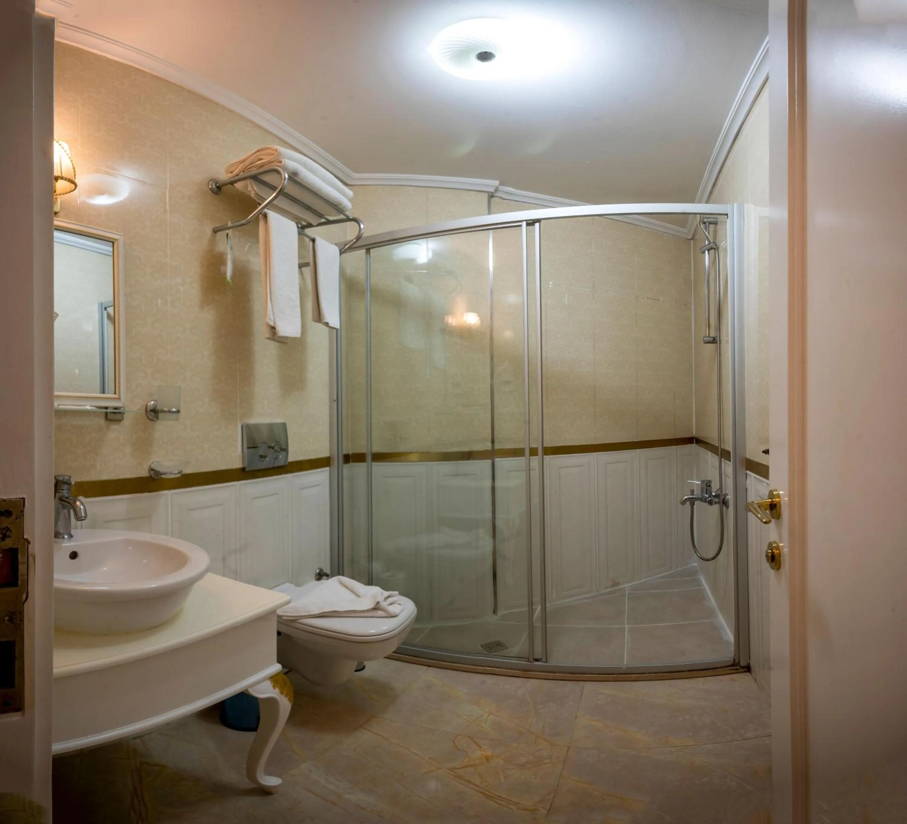 Shower in Villa Paradiso Hotel & Spa