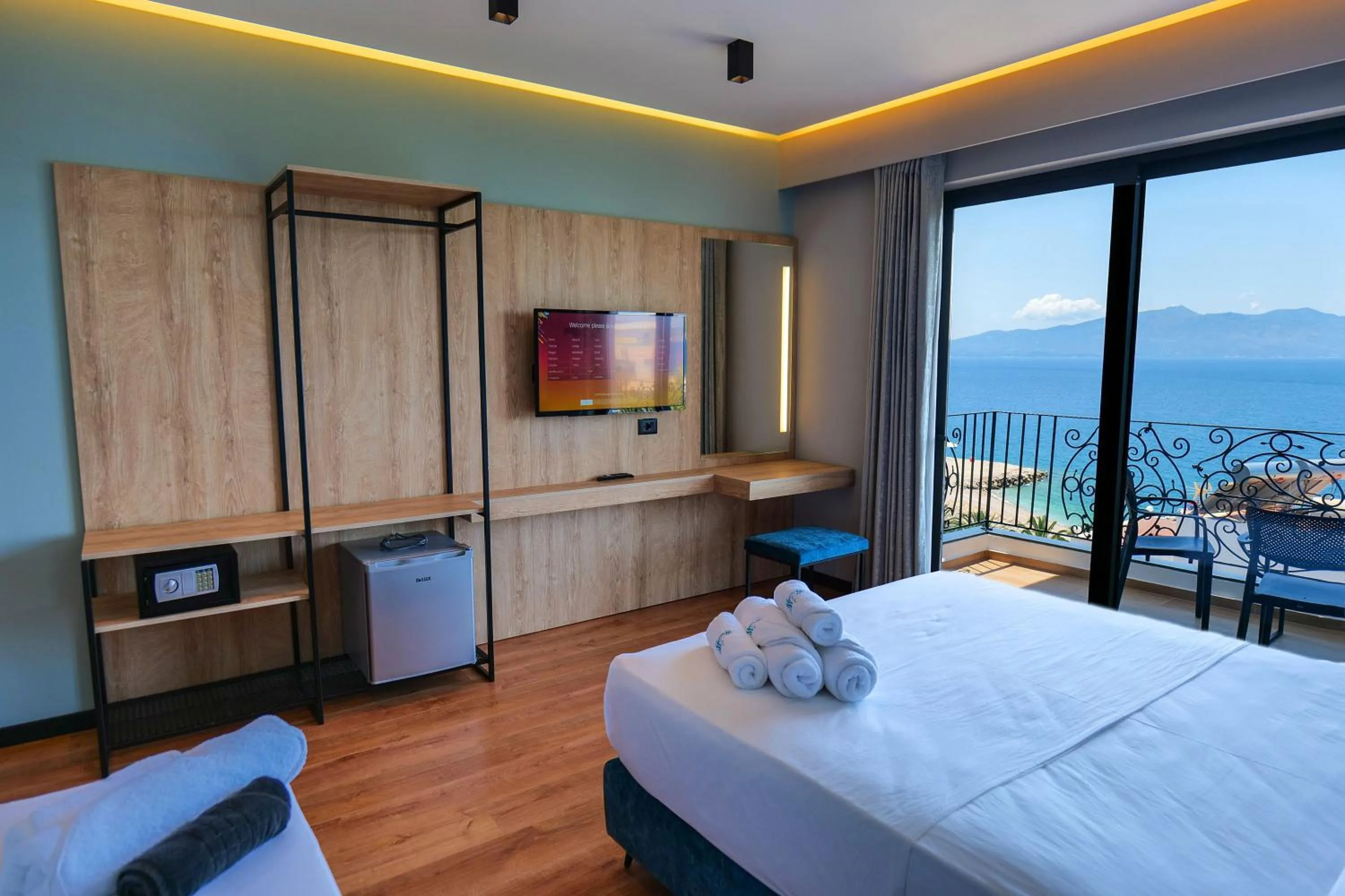 Balcony/Terrace, Bed in Seawave Hotel