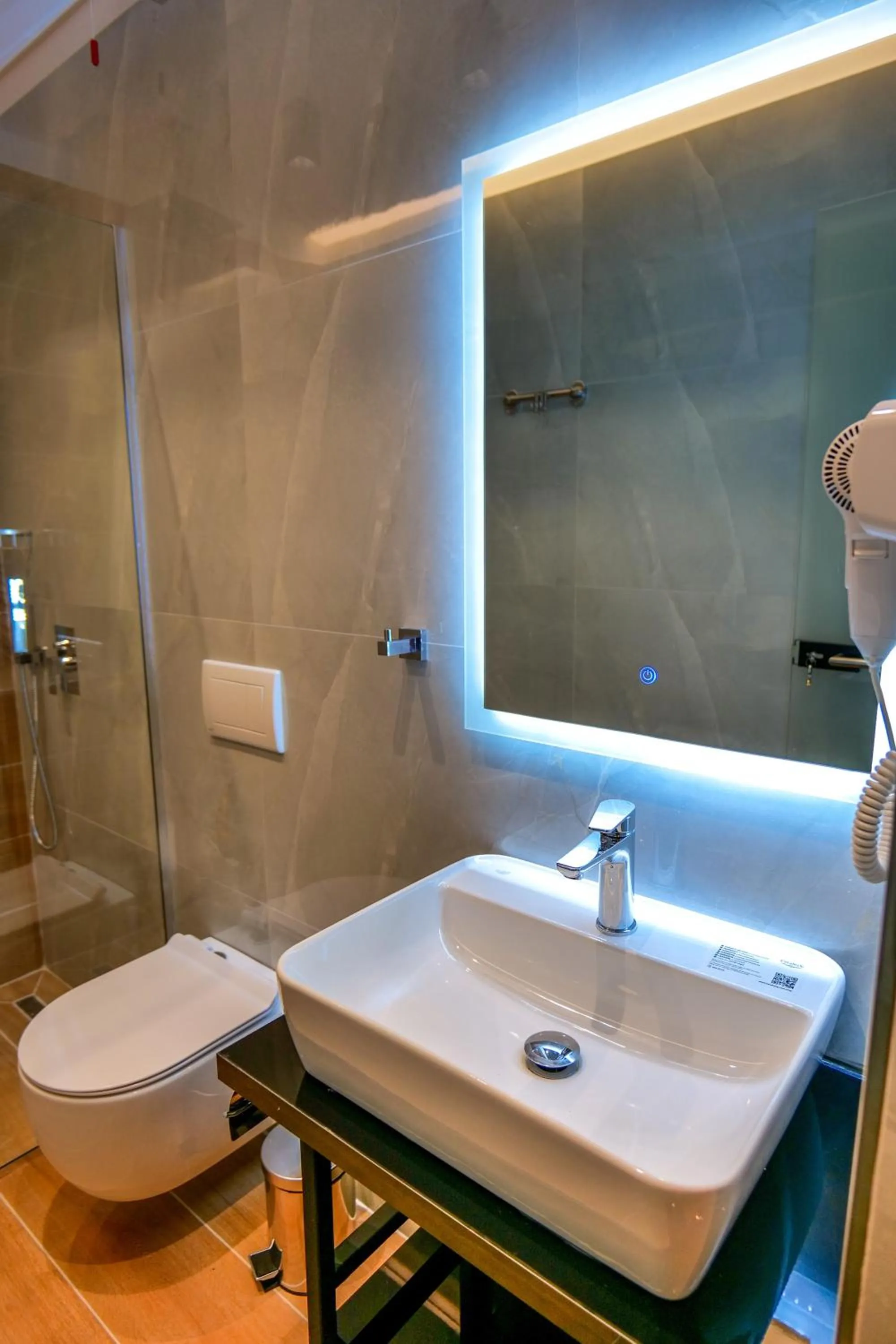 Toilet in Seawave Hotel