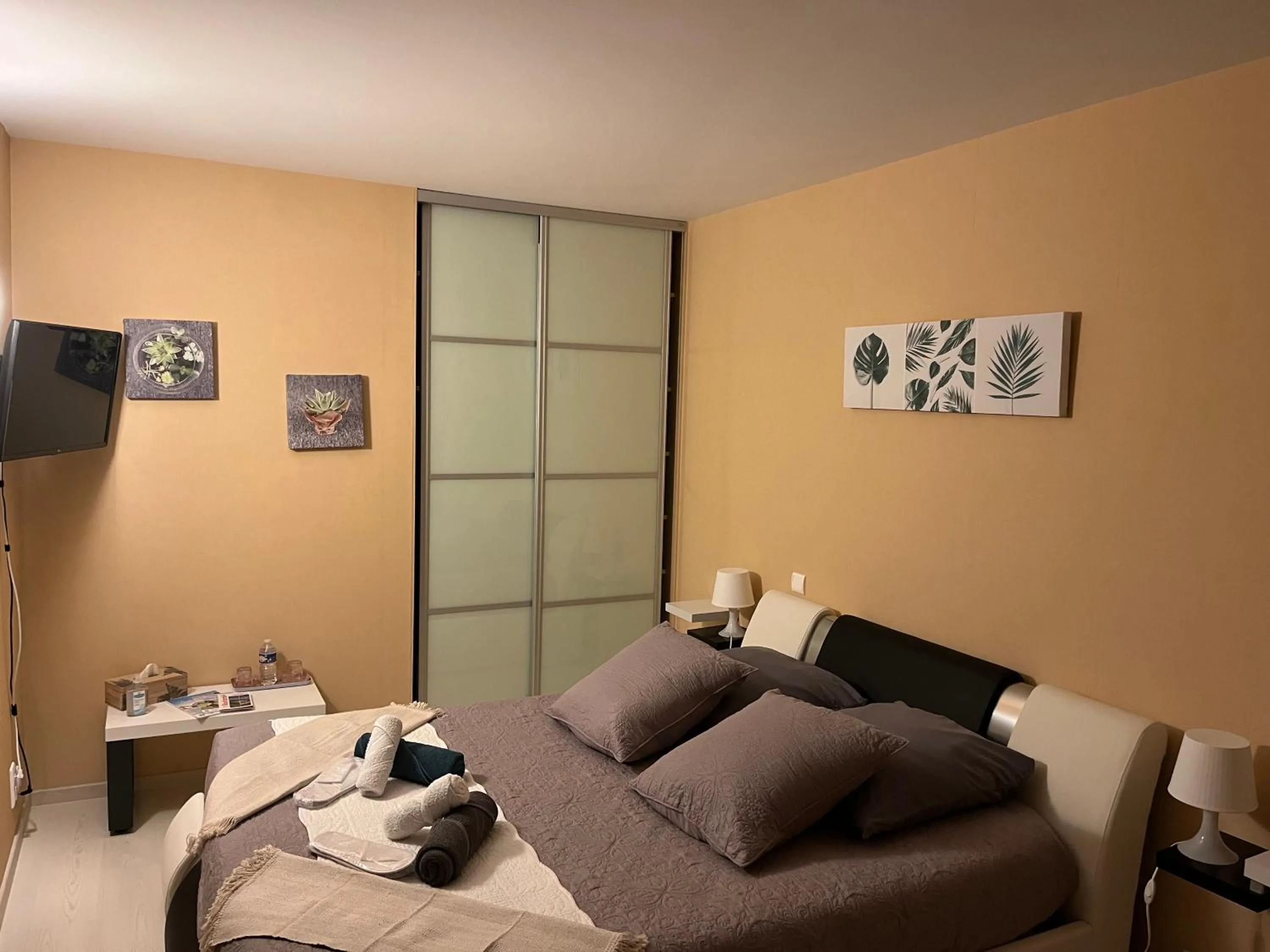 Photo of the whole room in Chambres d hôtes Villa Anani Cosson alex