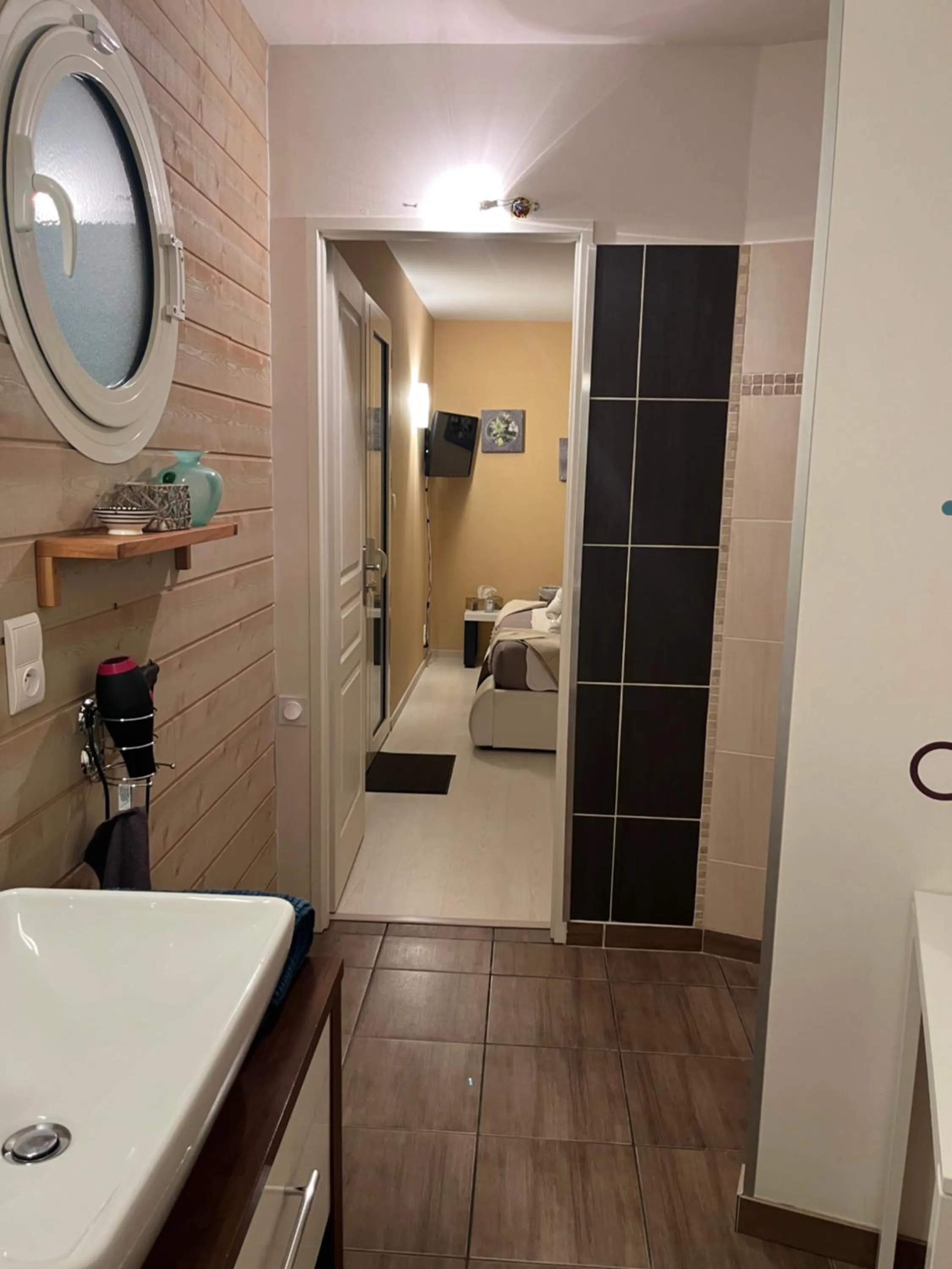 Photo of the whole room in Chambres d hôtes Villa Anani Cosson alex