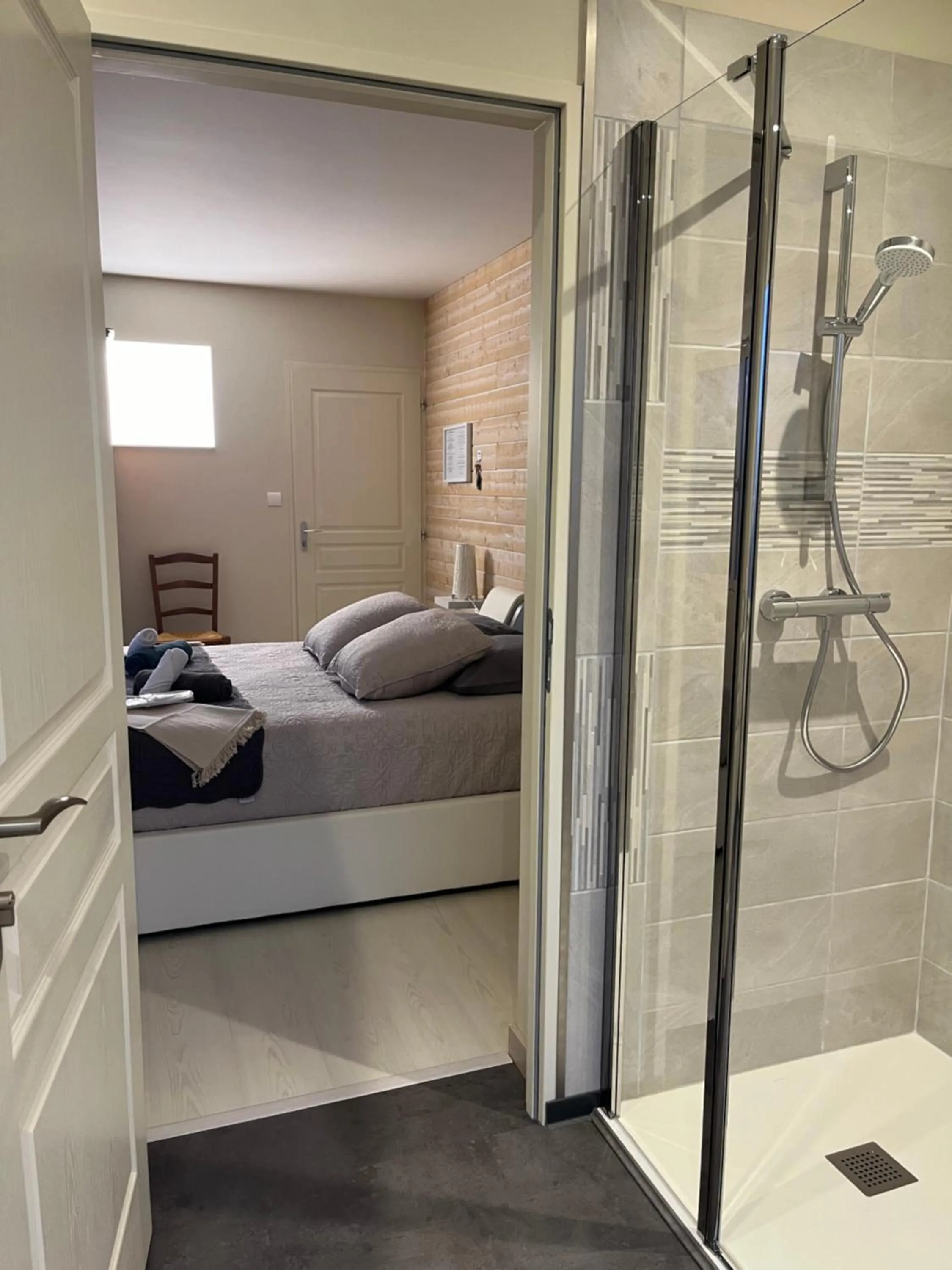 Shower, Bed in Chambres d hôtes Villa Anani Cosson alex