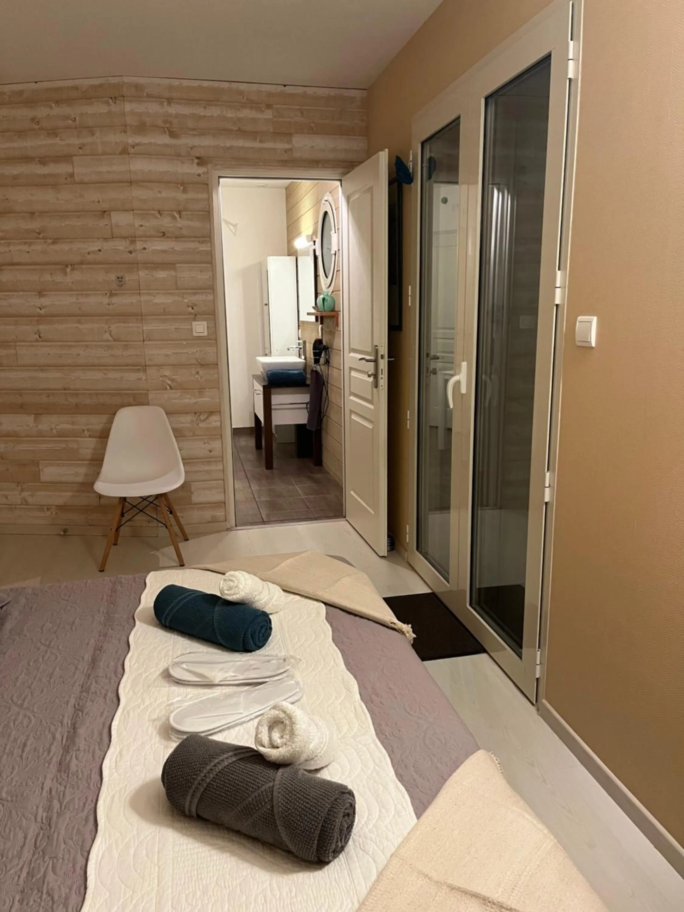 Bathroom, Bed in Chambres d hôtes Villa Anani Cosson alex