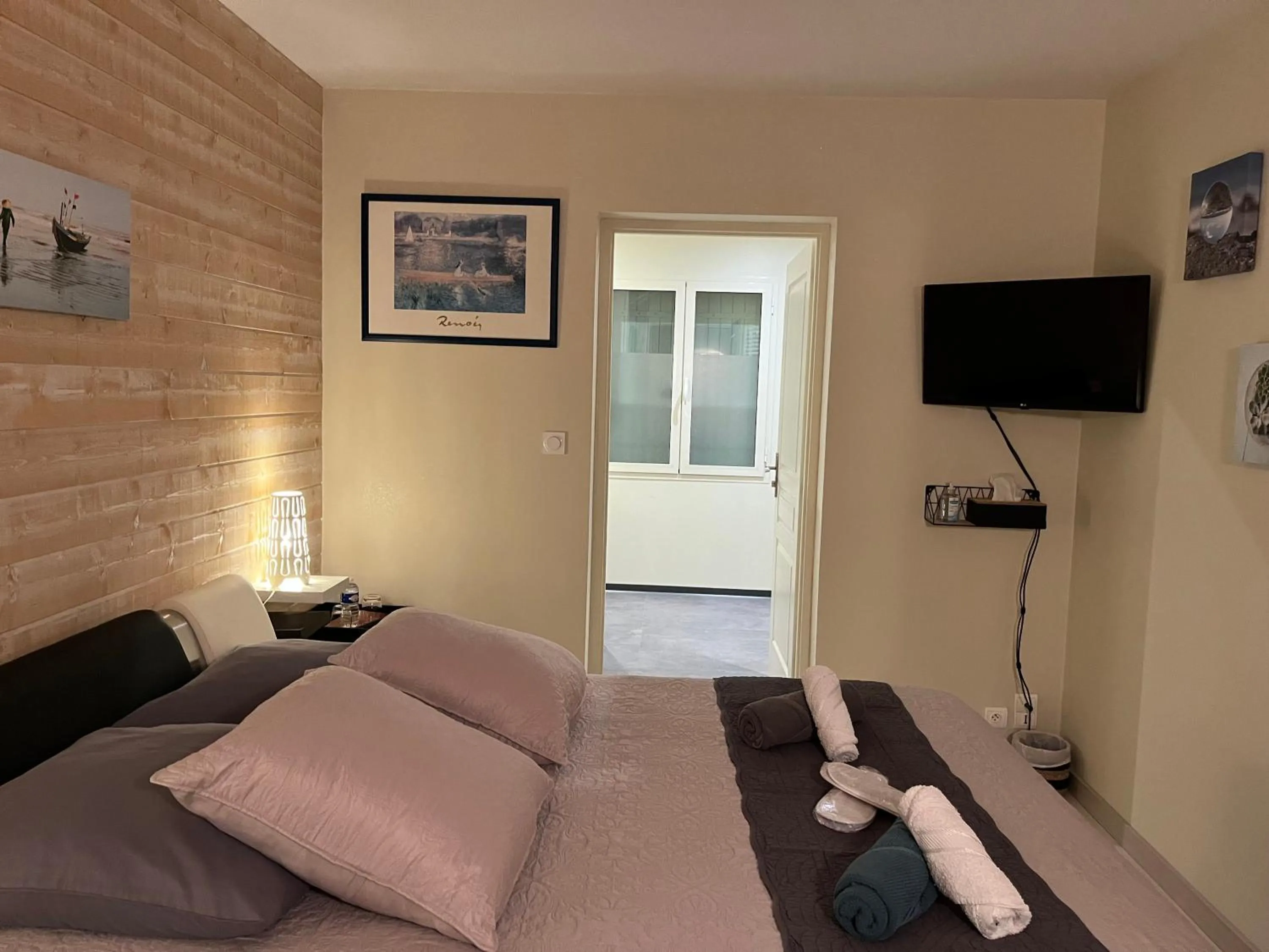 Photo of the whole room, Bed in Chambres d hôtes Villa Anani Cosson alex