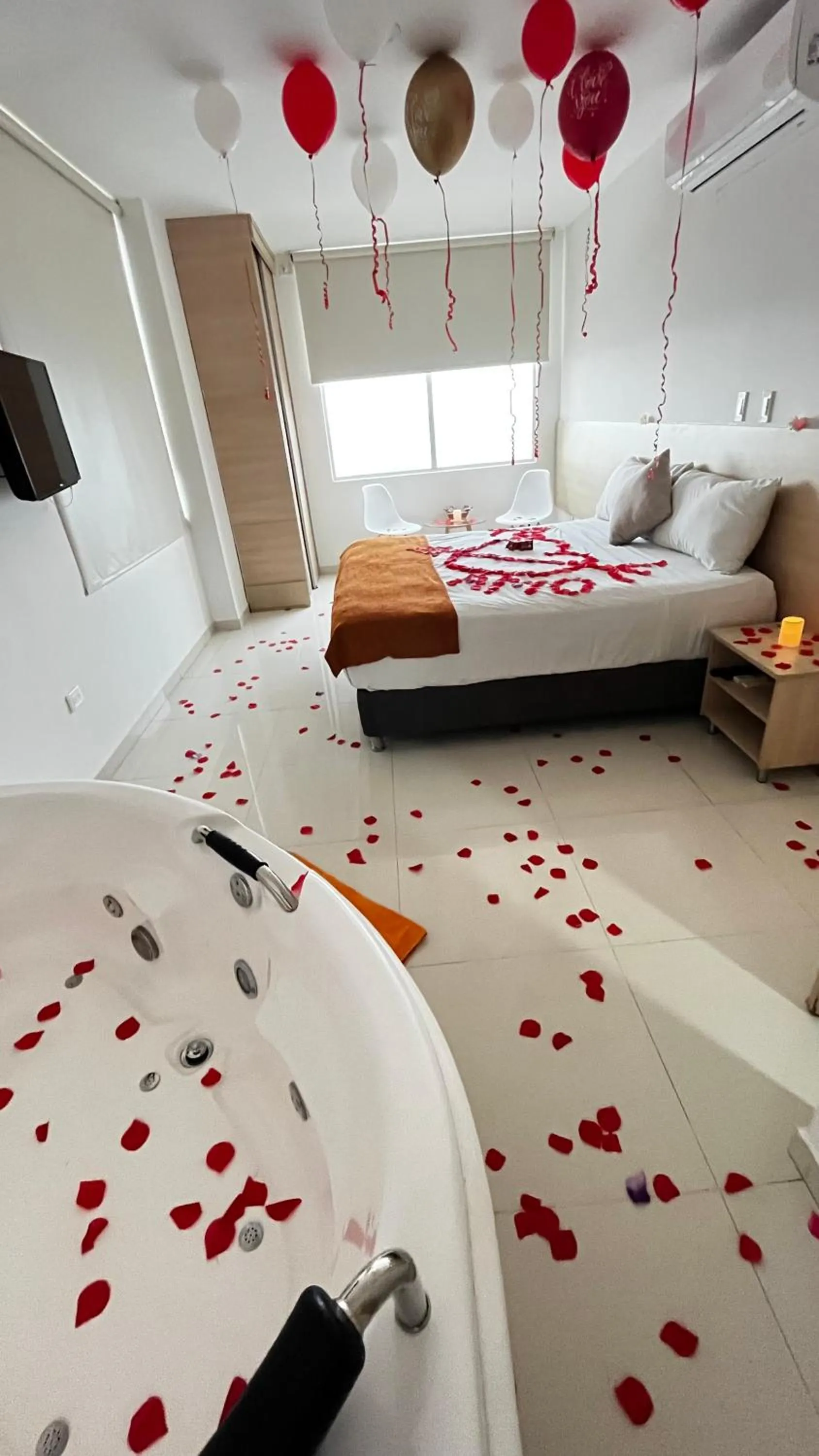 Hot Tub, Bed in Hotel Cabreromar