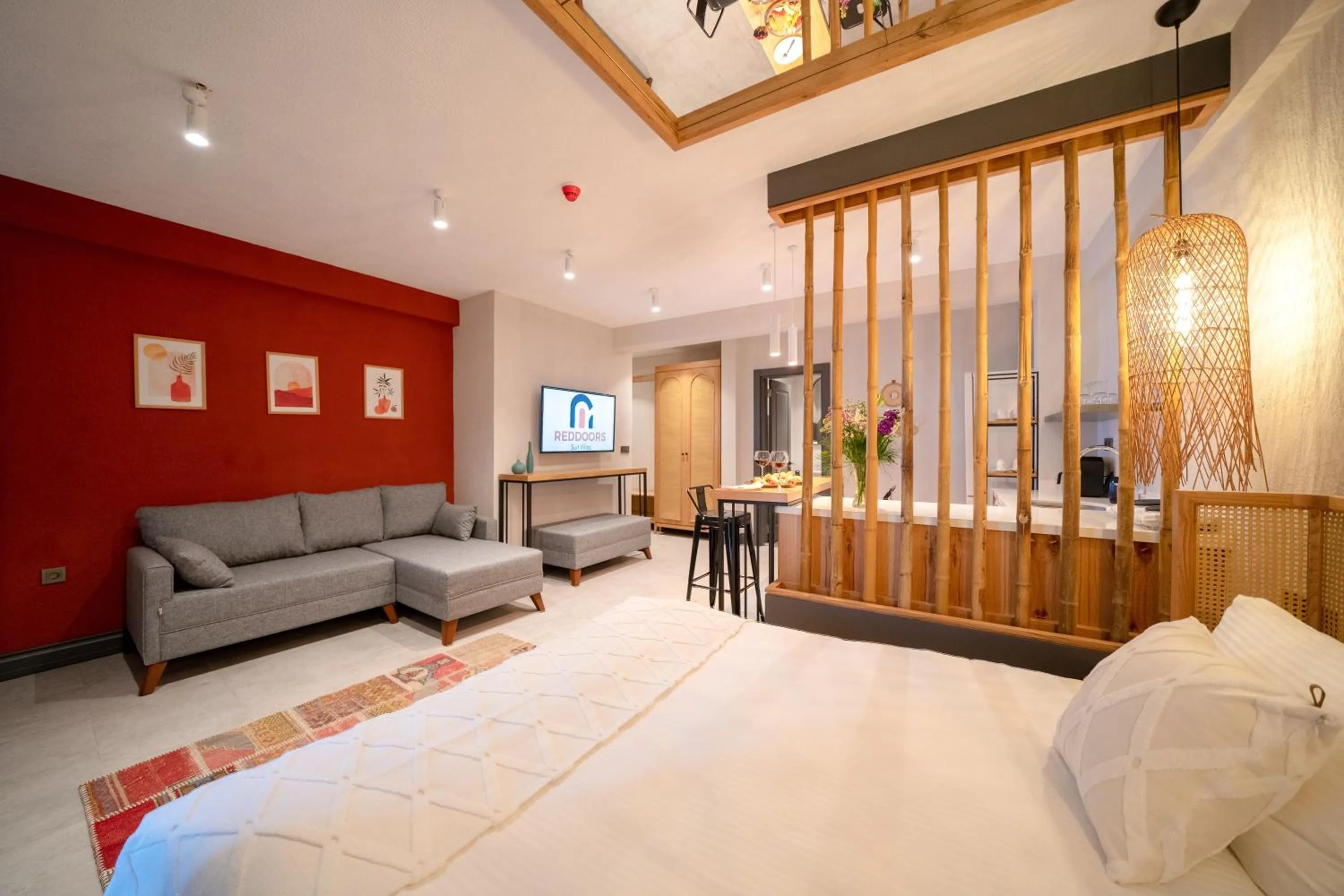 Photo of the whole room in Reddoors Suites Sea View