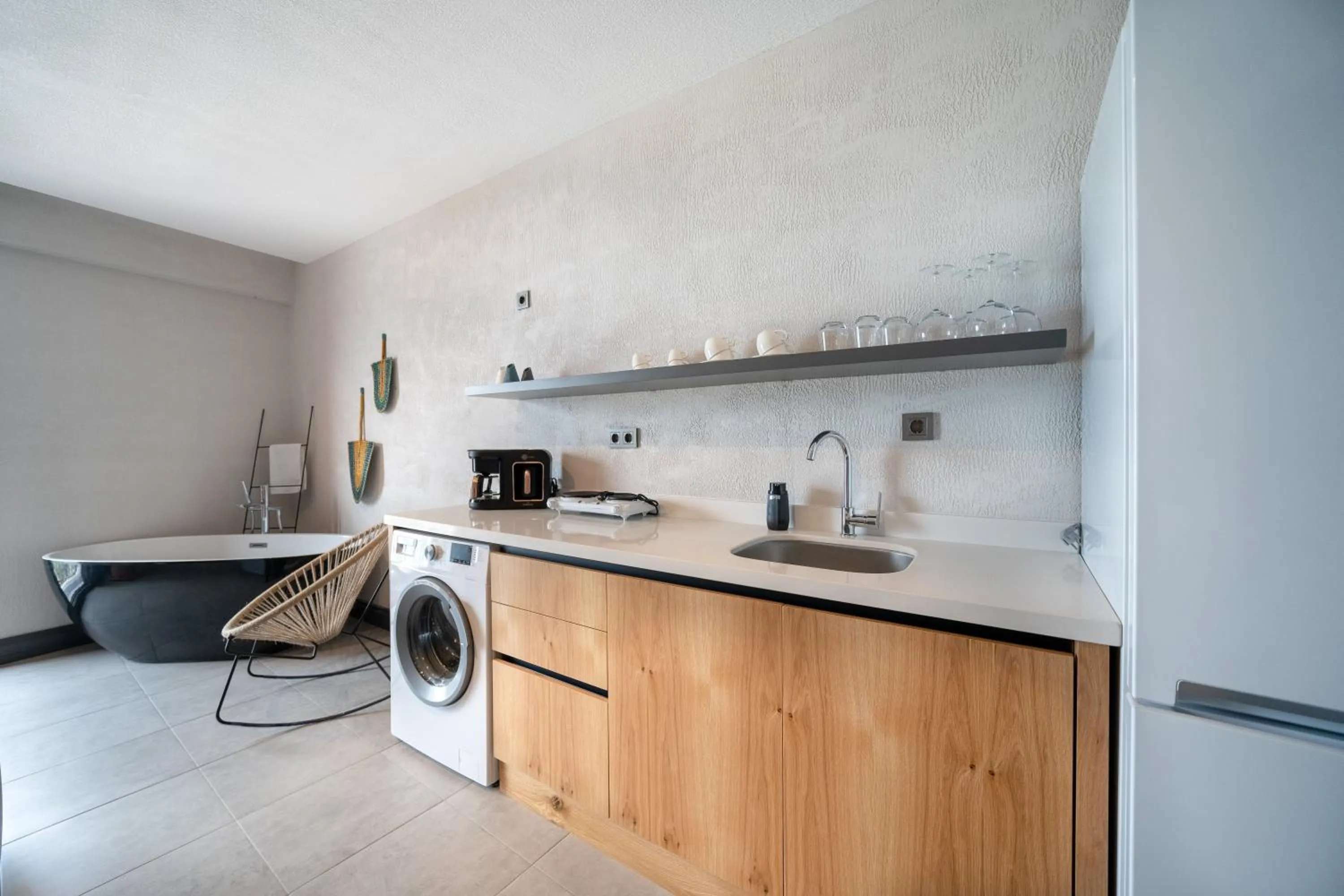 Kitchen or kitchenette in Reddoors Suites Sea View