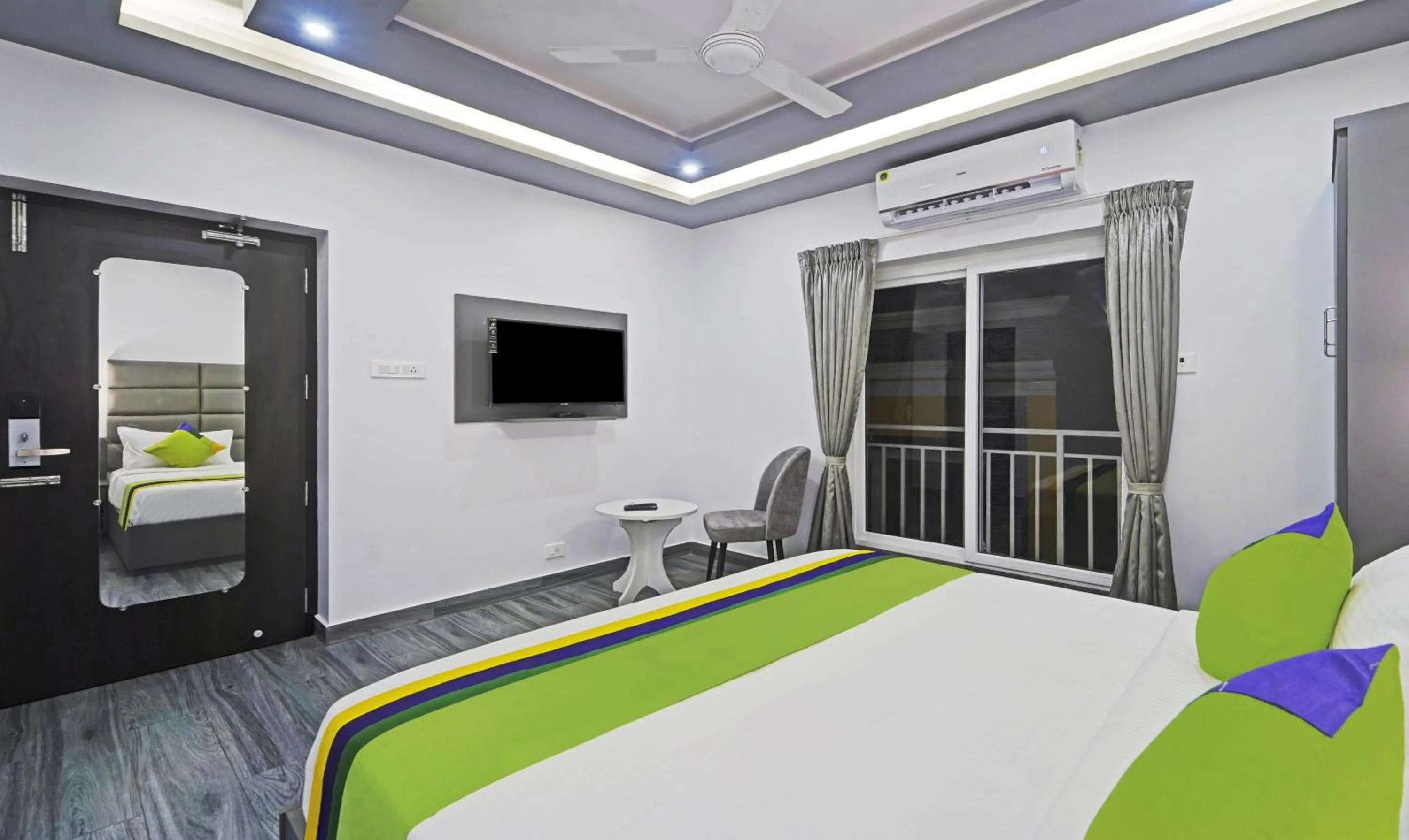 Bed in Treebo Premium Raffis' Andalusia Bay Way