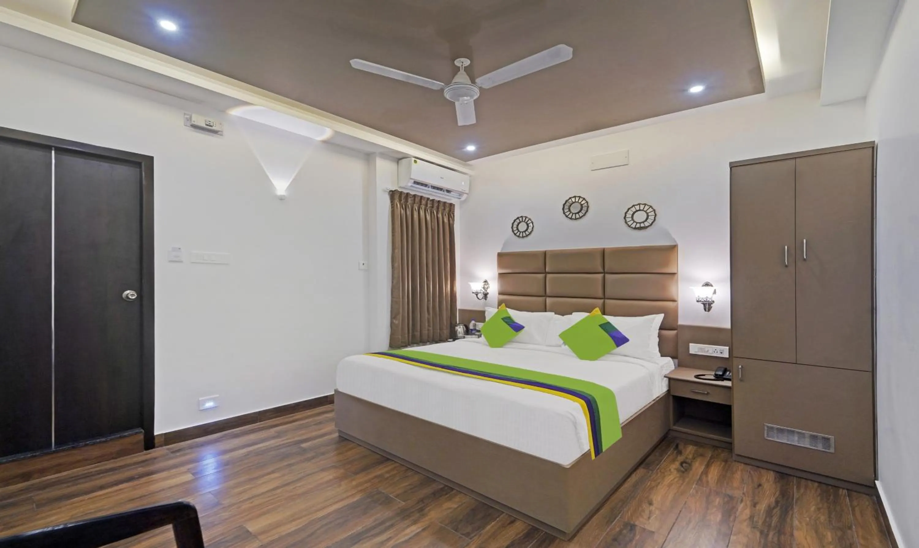 Bed in Treebo Premium Raffis' Andalusia Bay Way