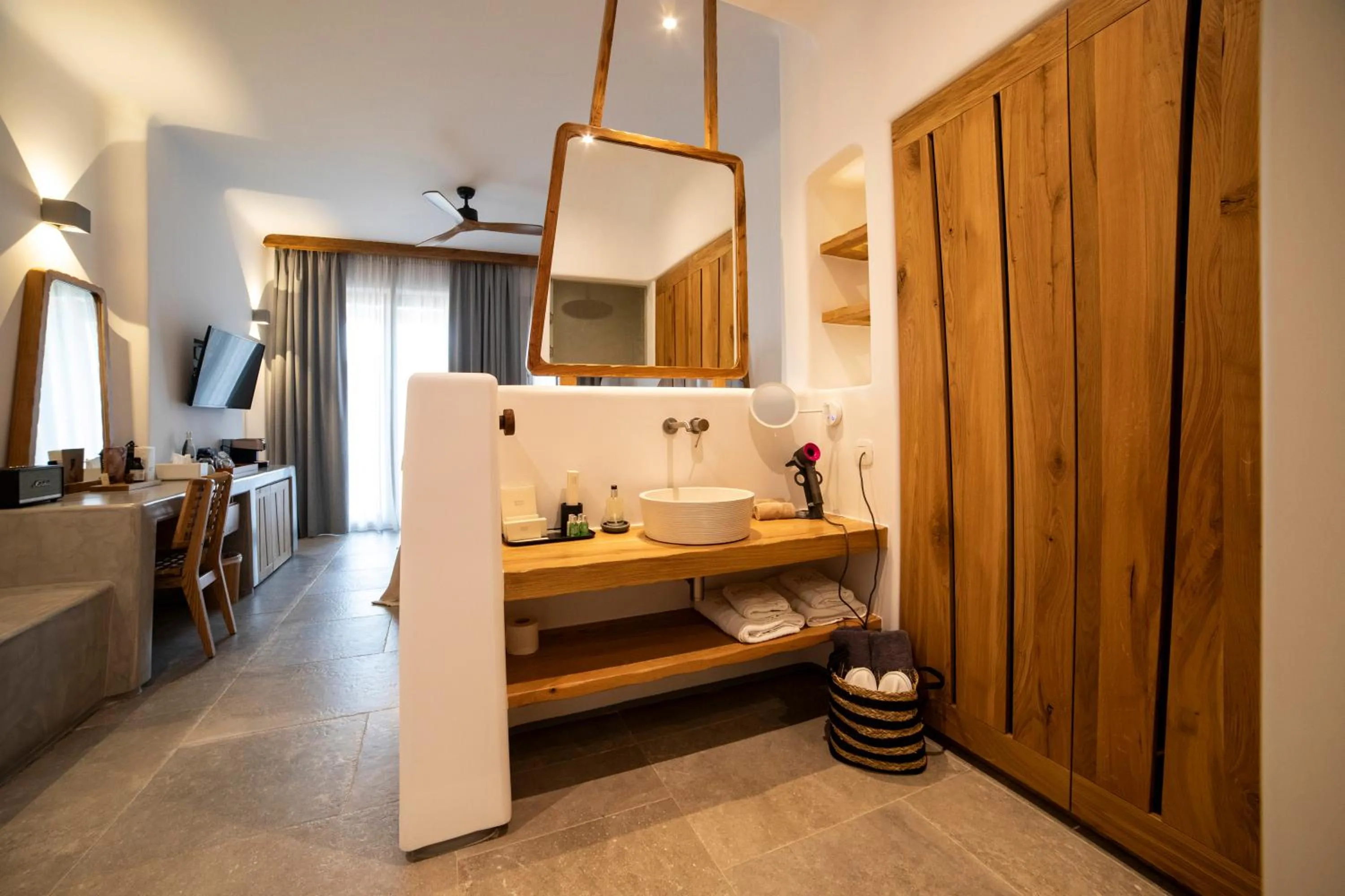 Bathroom, Bed in Mileo