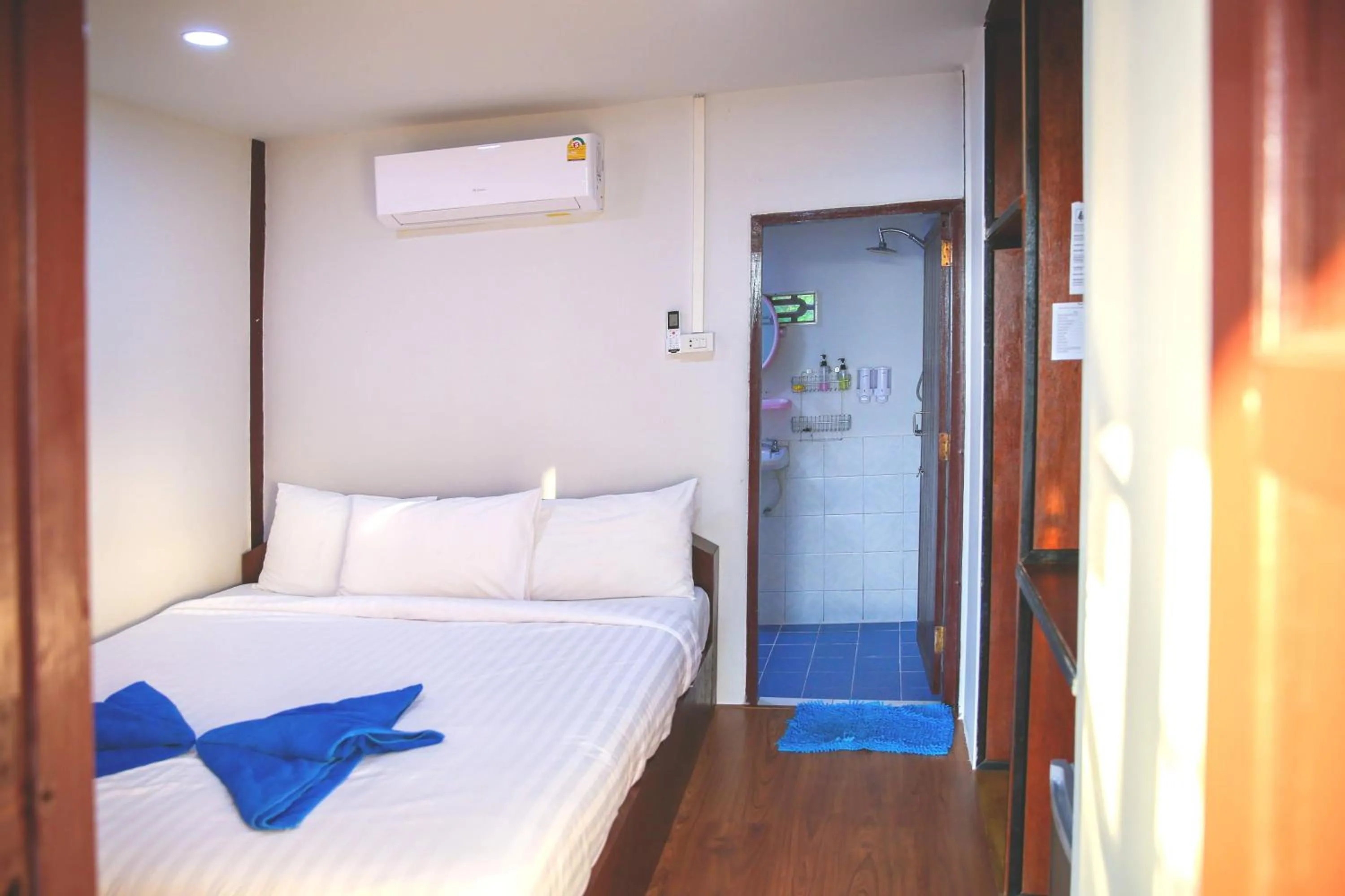 Photo of the whole room, Bed in Laemson Resort