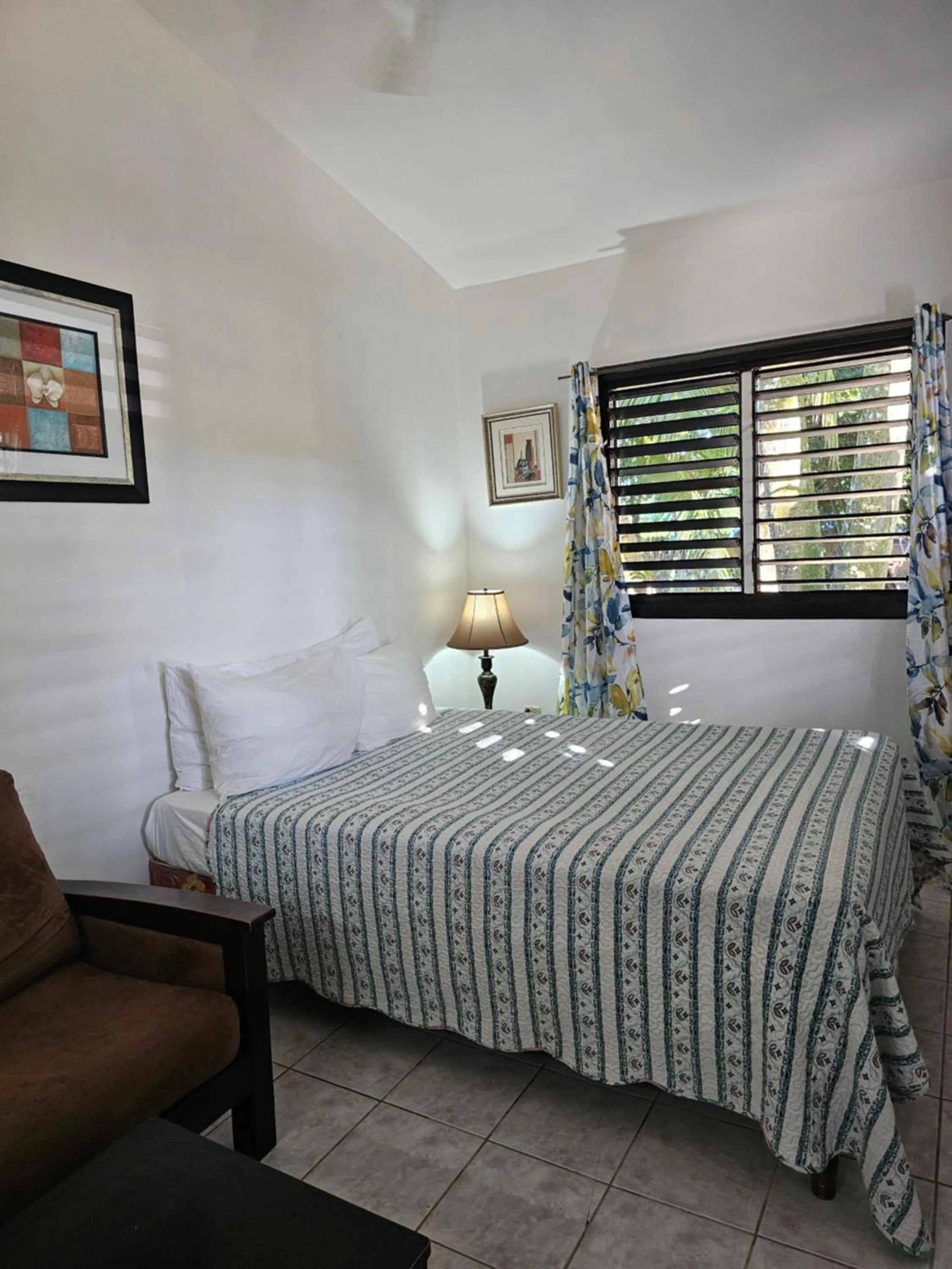 Bedroom, Bed in Roots Cafe Rooms