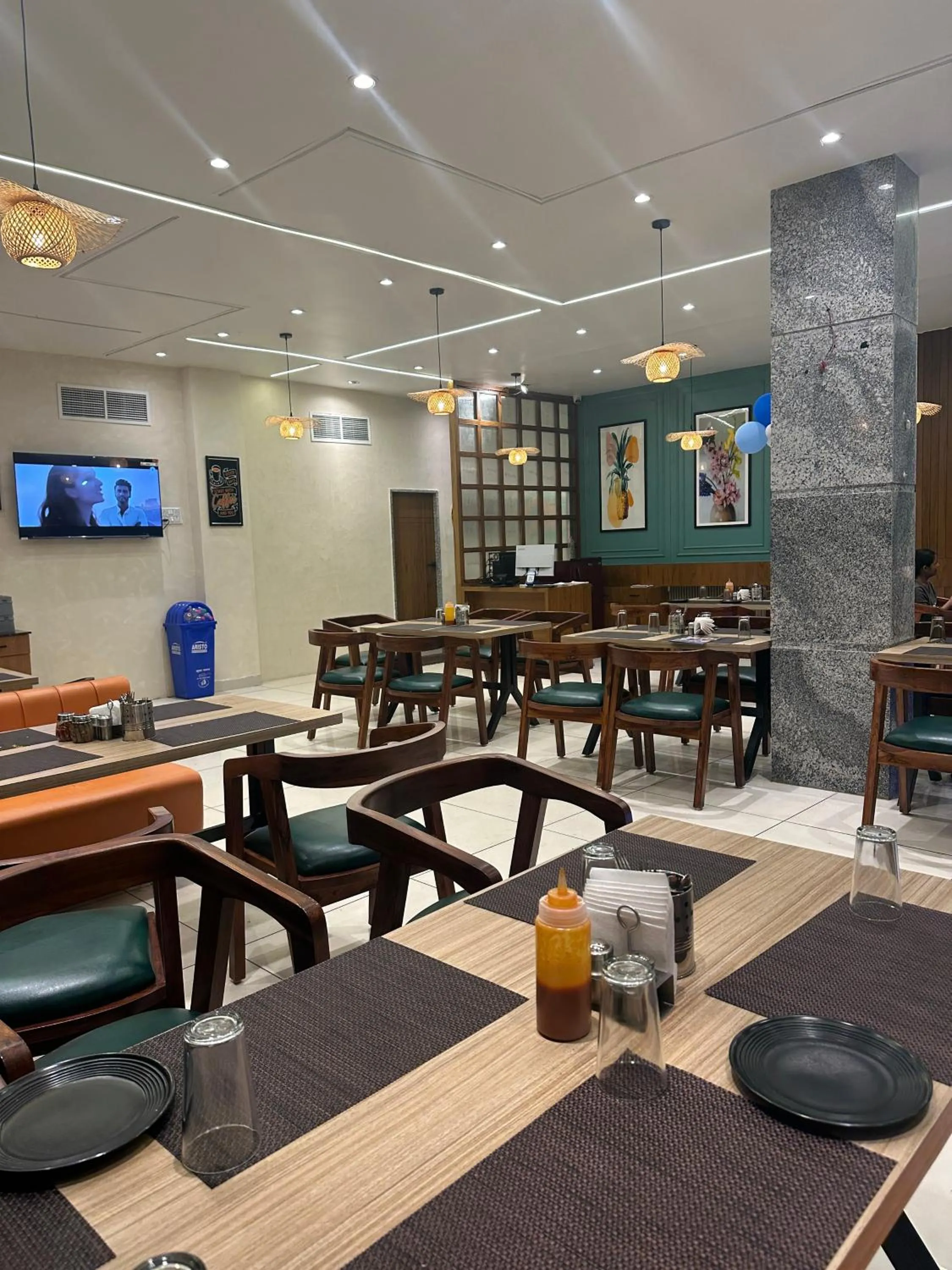 Restaurant/places to eat in AB Hotel
