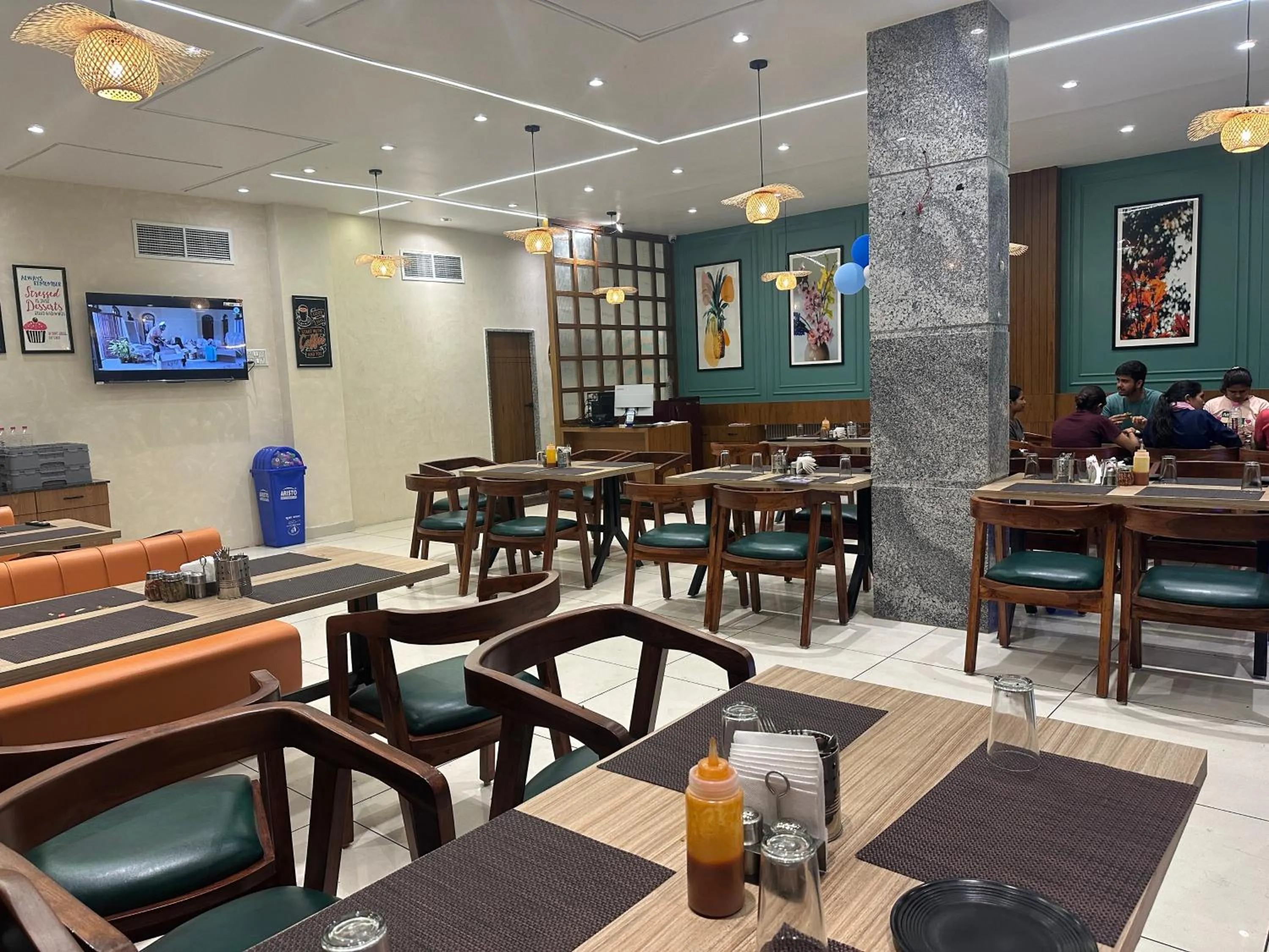 Restaurant/places to eat in AB Hotel