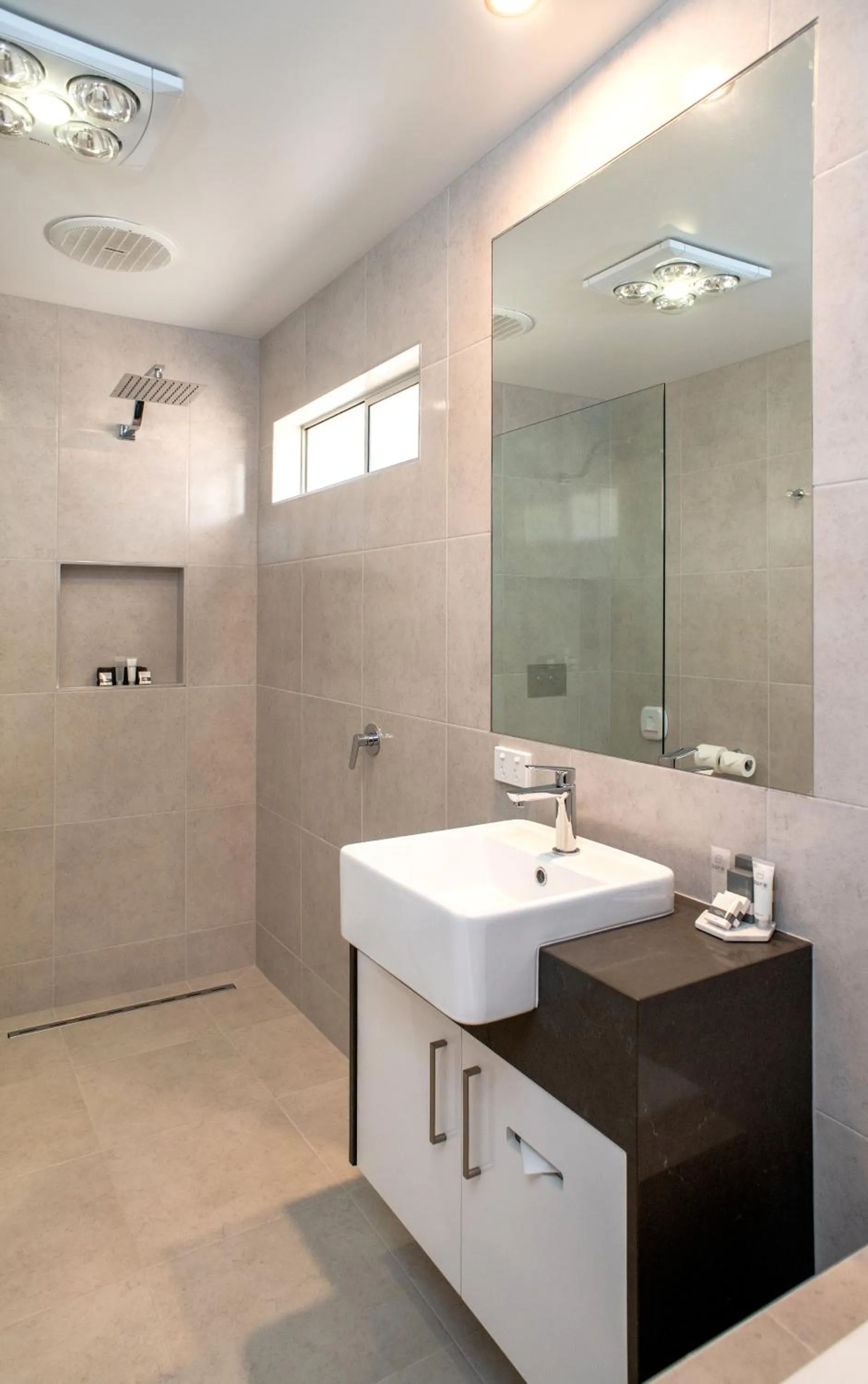 Shower in Tea House Motor Inn