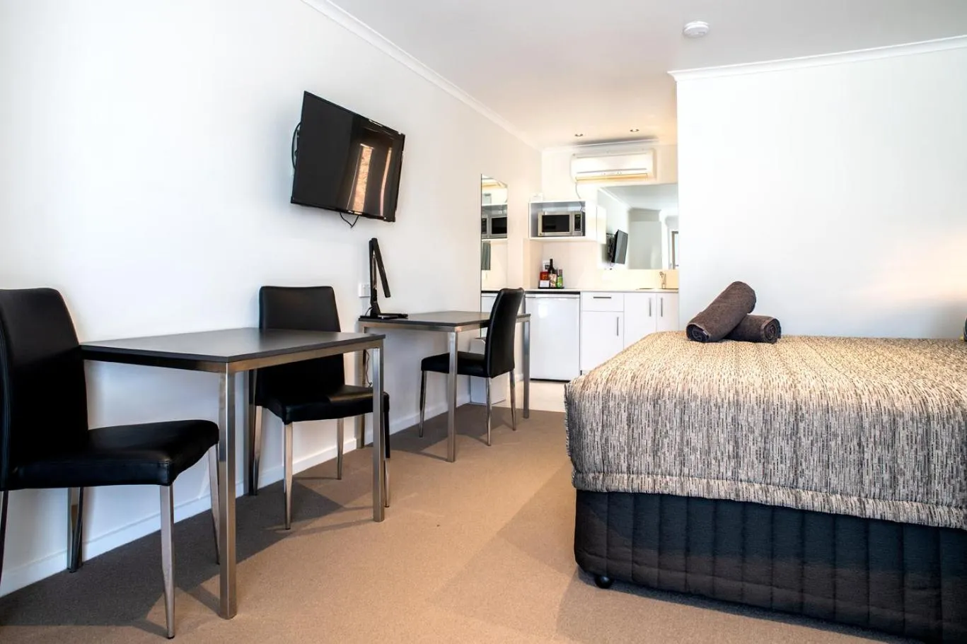 TV and multimedia in Tea House Motor Inn