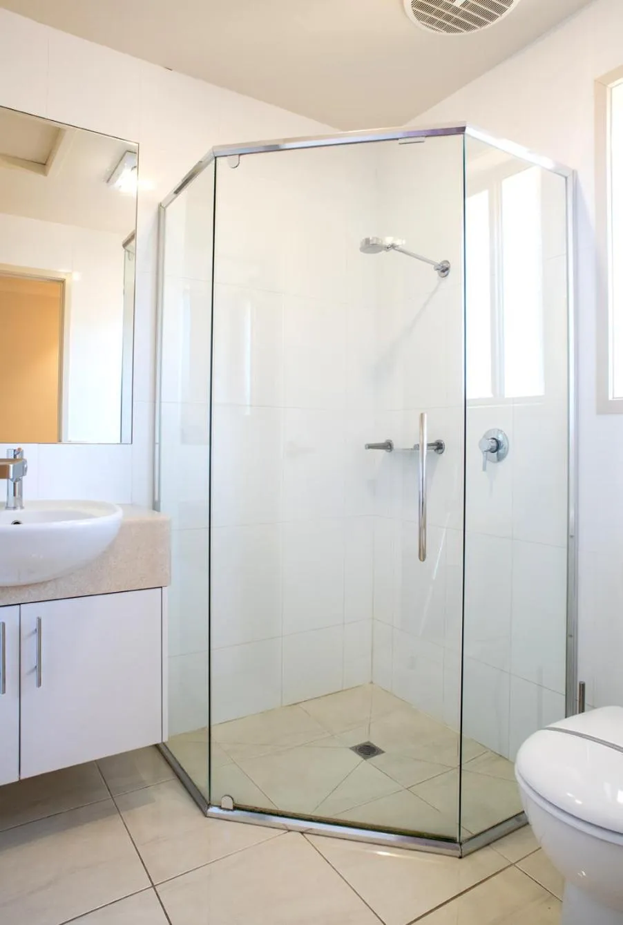 Shower in Tea House Motor Inn