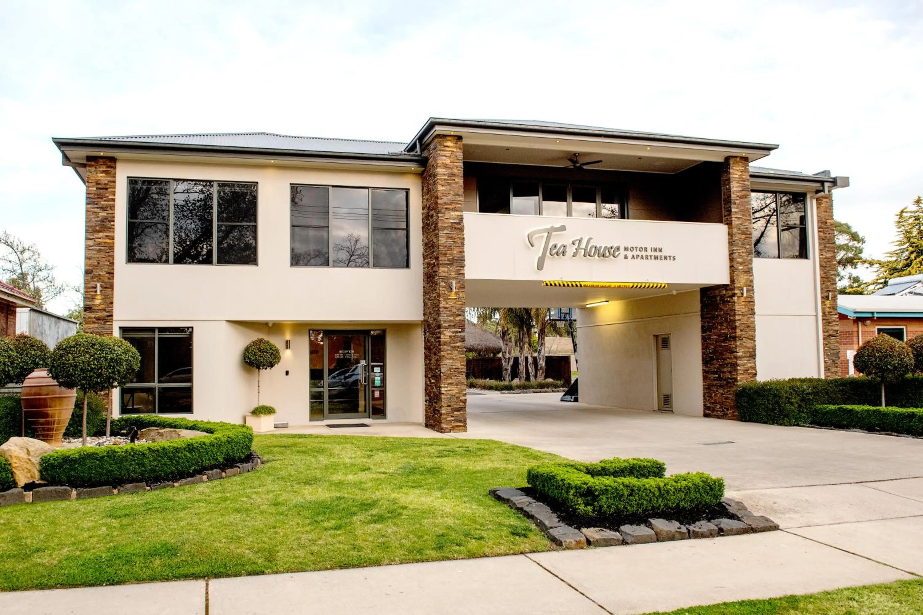 Facade/entrance in Tea House Motor Inn