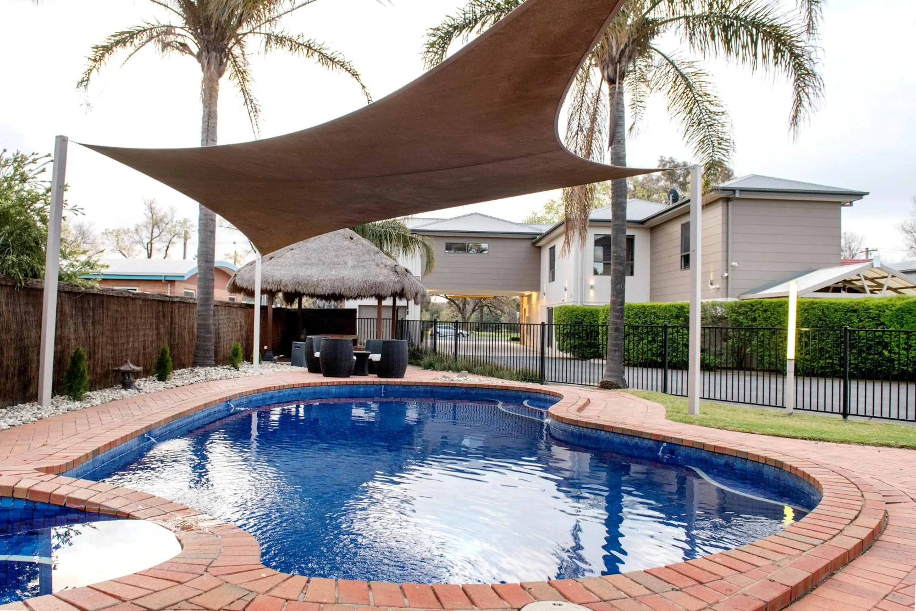 Swimming pool in Tea House Motor Inn