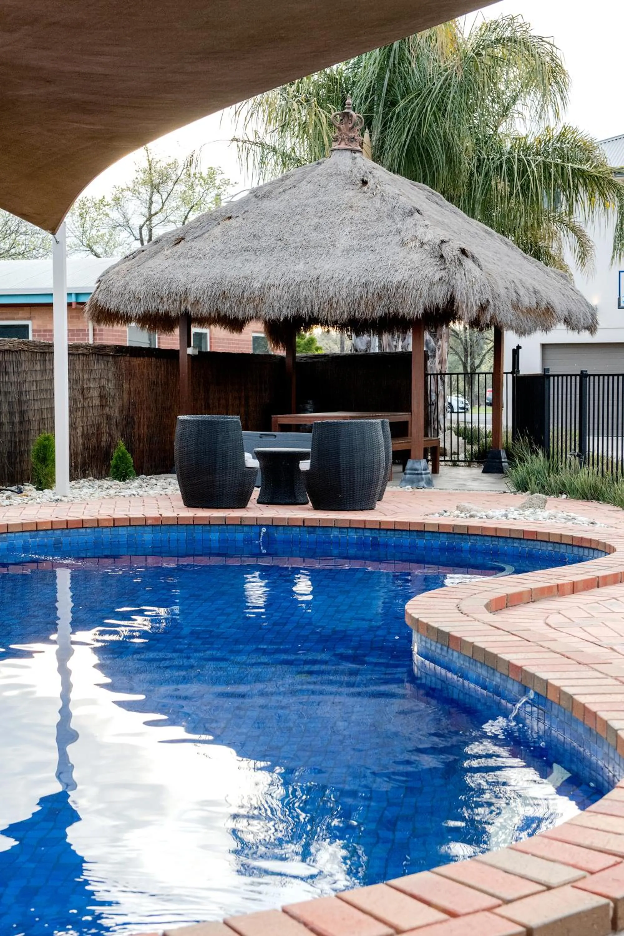 Swimming pool in Tea House Motor Inn